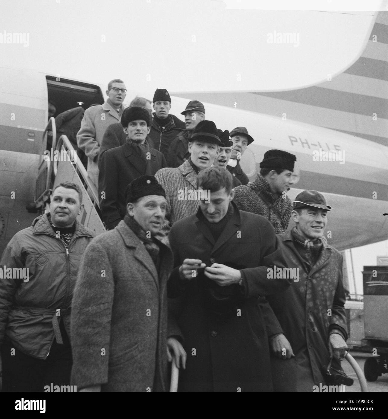 Arrivo equipaggio di pattinaggio norvegese e olandese a Schiphol, equipaggio di pattinaggio su scale aereo Data: 20 gennaio 1966 Località: Noord-Holland, Schiphol Parole Chiave: Arrivi, equipaggi di pattinaggio, scale di aerei Foto Stock