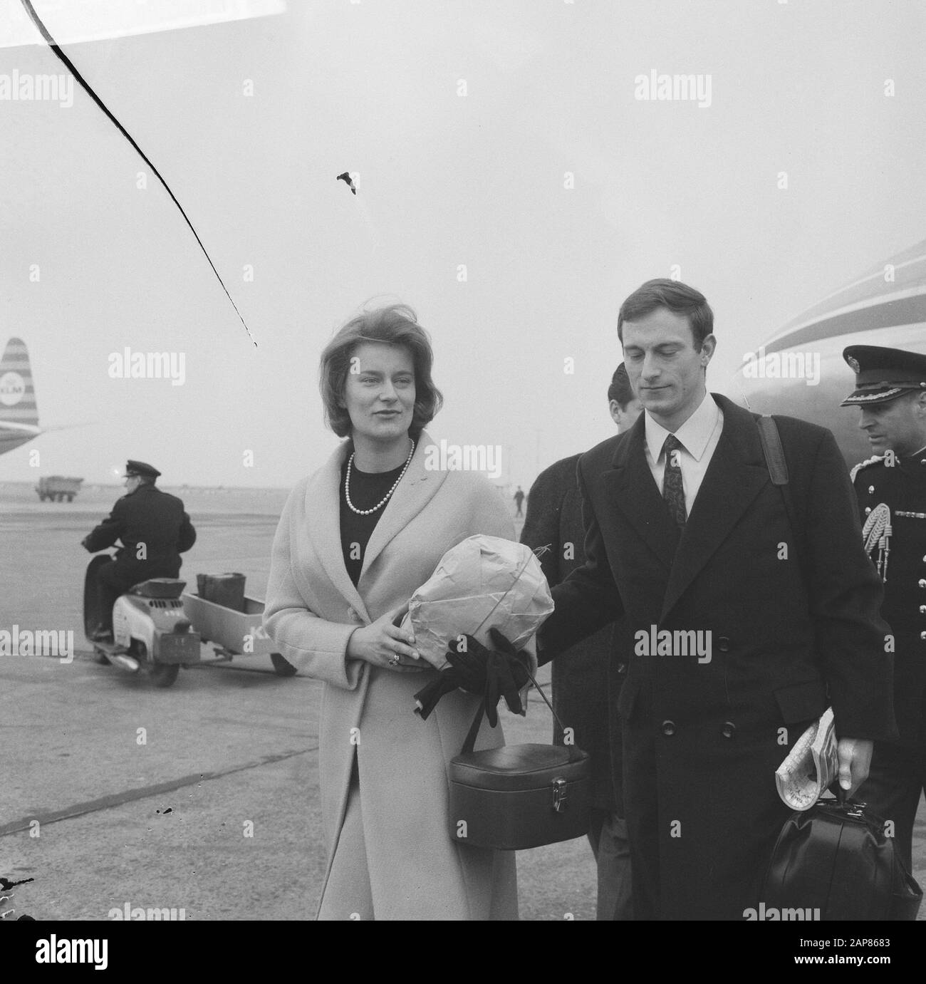 Arrivo principe Friedrich Wilhelm von Preussen a Schiphol, con la sua sorella principessa Kira Data: 8 marzo 1966 Località: Noord-Holland, Schiphol Parole Chiave: Arrivi, principesse, princessi, aeroporti, case reali Nome personale: Friedrich Wilhelm, Principe di Prussia, Kira, Principessa di Prussia Foto Stock