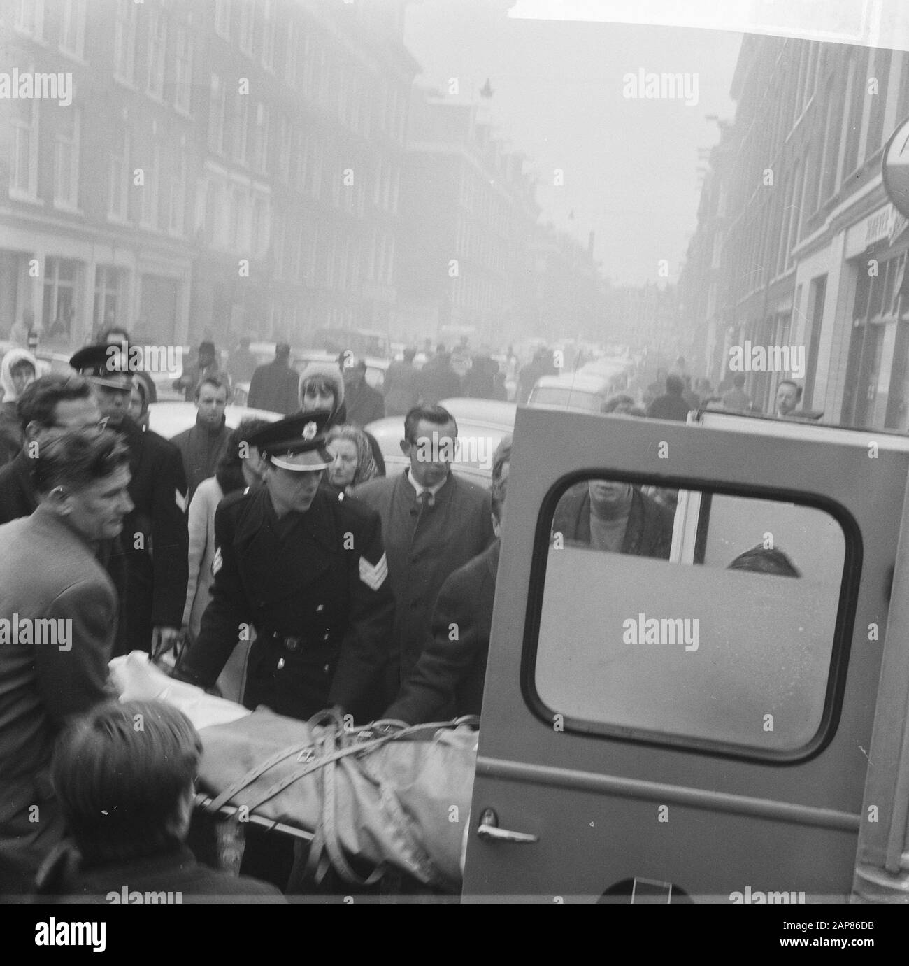 Fuoco in Jacob van Campenstraat, il figlio di signora anziana entra in ambulanza in Data: 12 marzo 1966 Parole Chiave: Fuoco Foto Stock