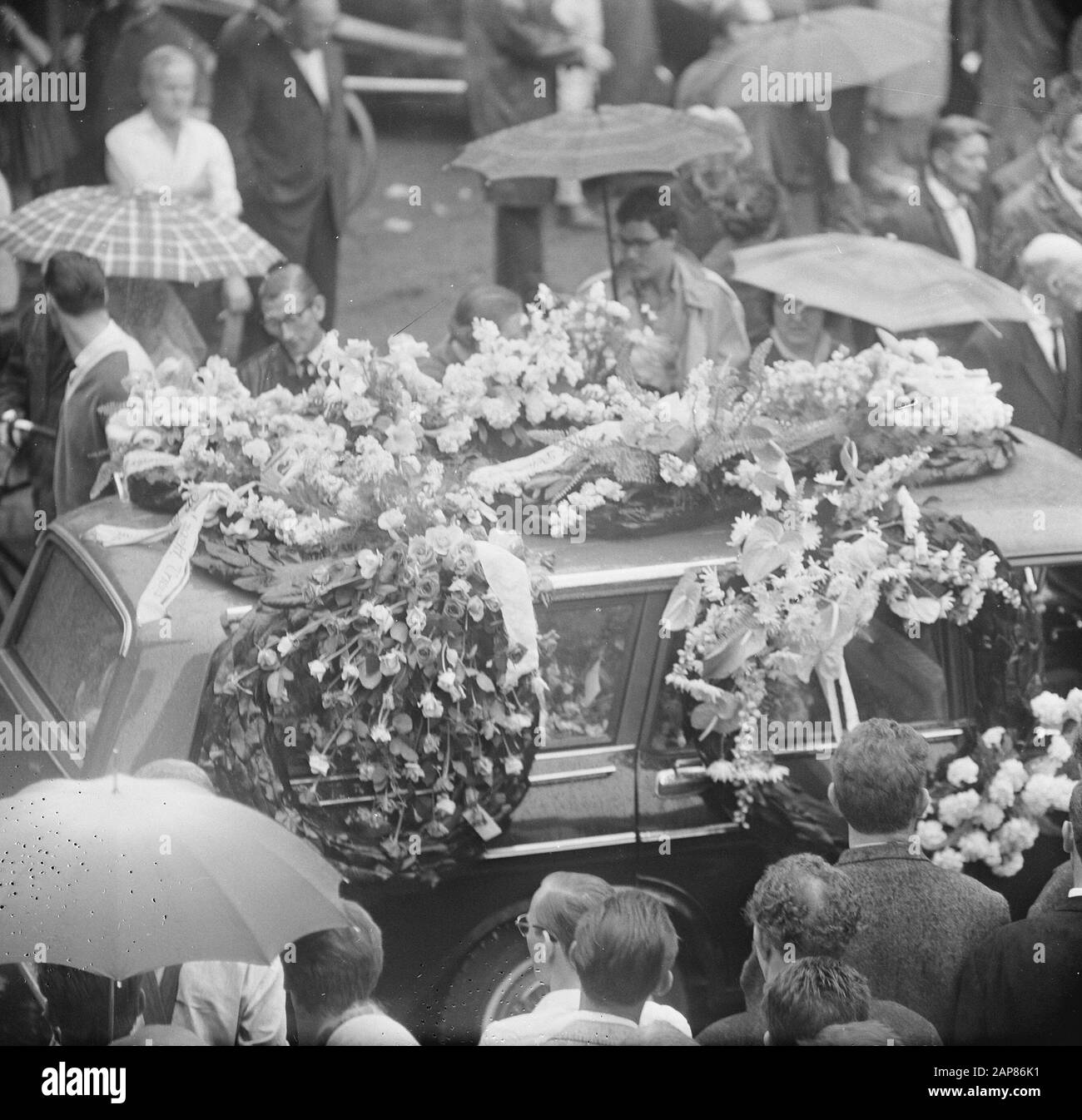 Funerale Jan Weggelaar Descrizione: La processione funeraria Annotazione: Il muratore Jan Weggelaar morì durante i cosiddetti Telegraph Rels di un attacco di cuore il 13 giugno 1966 Data: 17 giugno 1966 luogo: Amsterdam Parole Chiave : funerali, processione Nome personale: Espropriatore, Jan Foto Stock