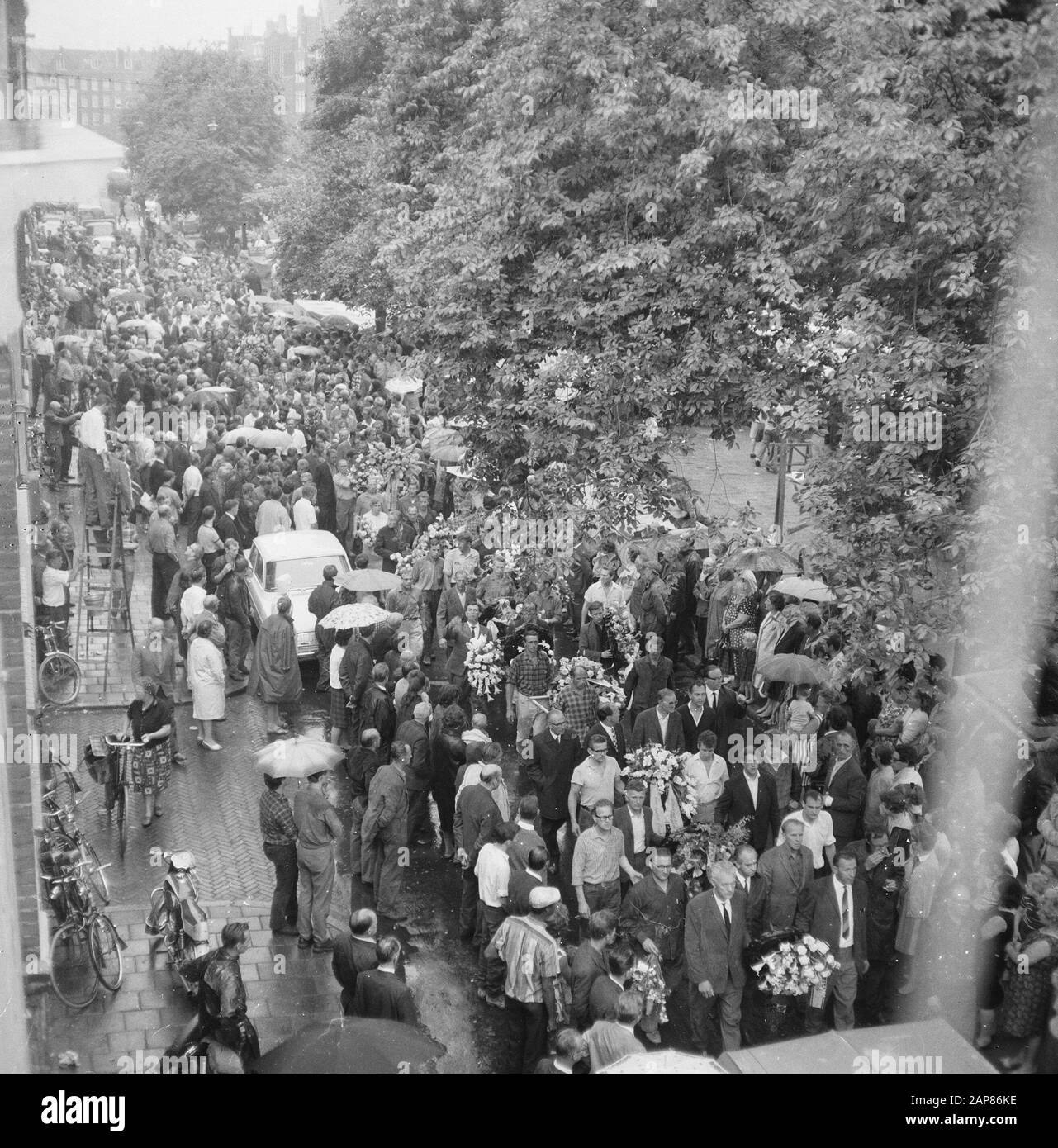 Sepoltura Jan Weggelaar Descrizione: La processione sul Lindengracht Annotation: De mason Jan Weggelaar morì durante le cosiddette relelle telegrafiche di un attacco cardiaco il 13 giugno 1966 Data: 17 giugno 1966 luogo: Amsterdam, Noord-Holland Parole Chiave: Funerali, processione Nome personale: Weggelaar, Jan Foto Stock