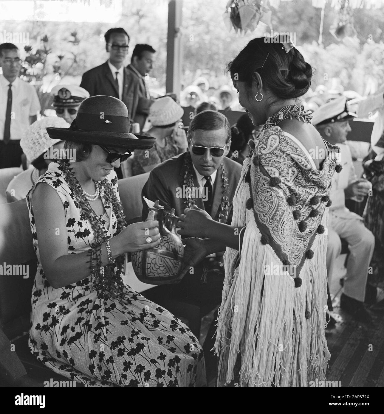 Visita coppia principesca a Suriname, Indian offers Princess Beatrix decanter (ceramica) Data: 18 luglio 1966 Parole Chiave: Visite, coppie di principessa Nome personale: Beatrix, principessa Foto Stock