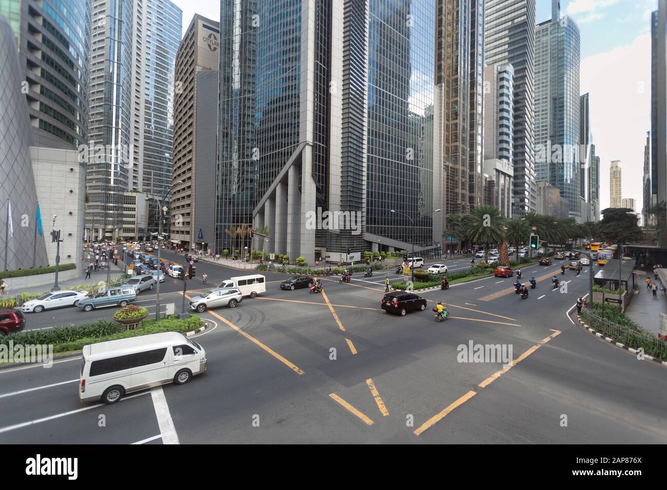 Manila, Filippine - 20 gennaio 2020: Traffico e auto all'incrocio a Makati, Ayala Avenue Foto Stock
