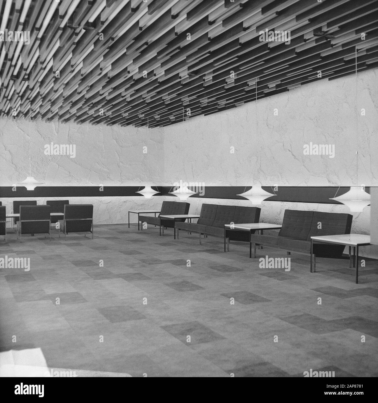 De Doelen te Rotterdam, foyer high guests, controsoffitto di legno prezioso Data: 11 maggio 1966 luogo: Rotterdam, South-Holland Institution name: Doelen, De Foto Stock