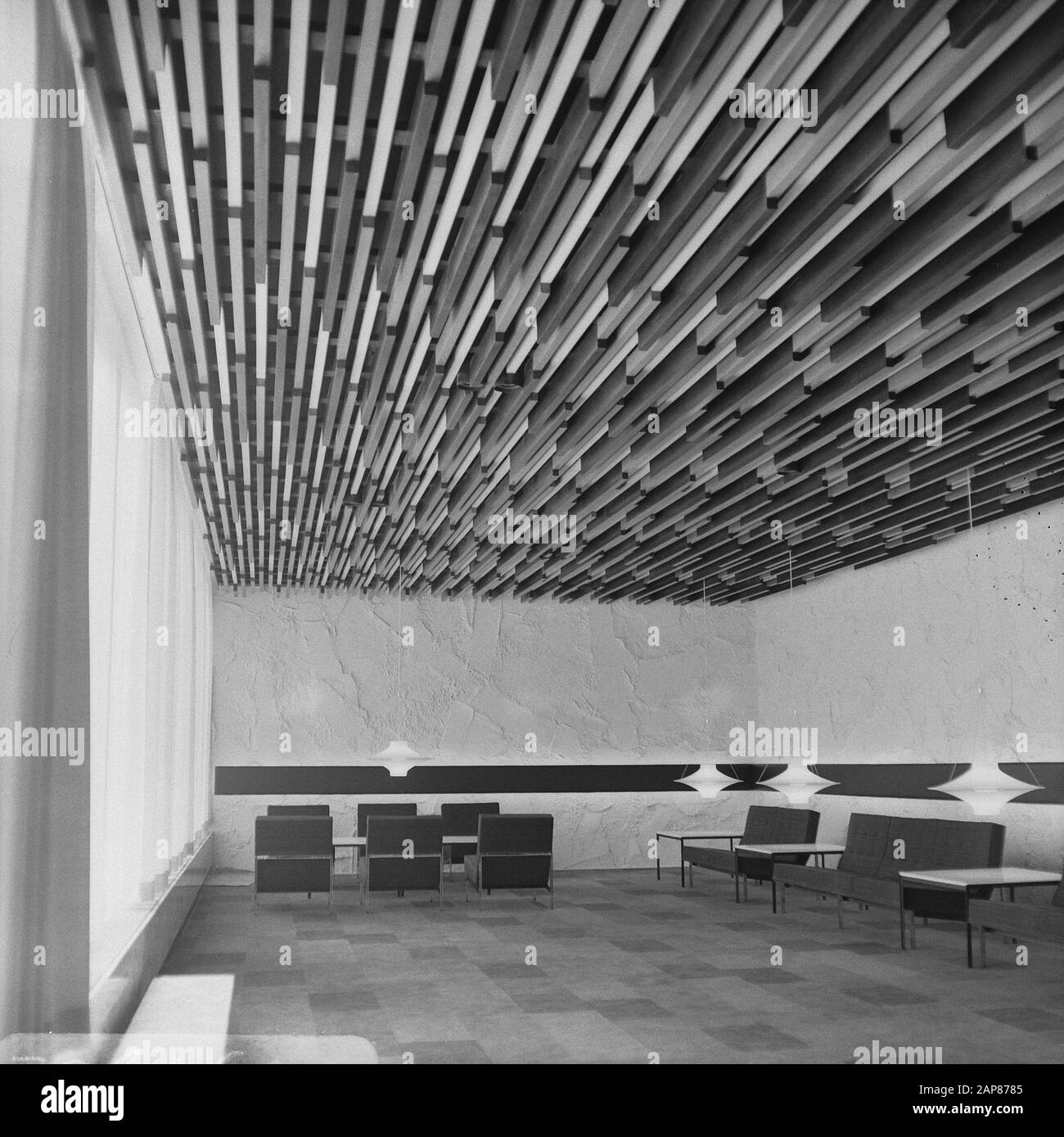 De Doelen te Rotterdam, foyer high guests, controsoffitto Data: 11 maggio 1966 Ubicazione: Rotterdam, Zuid-Holland Nome dell'istituzione: Doelen, De Foto Stock