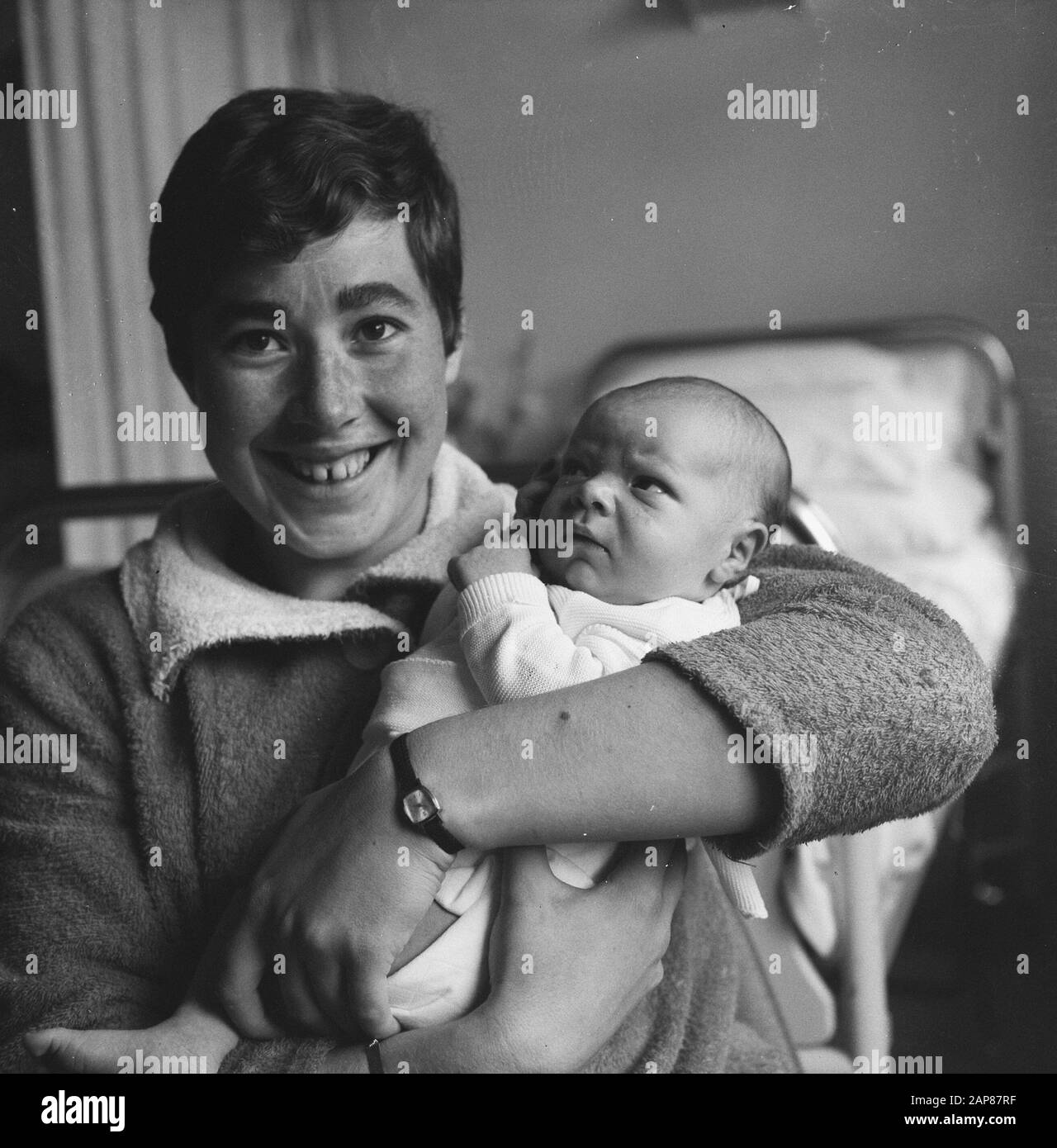 Nuotatore Adri Lasterie con bambino Descrizione: Babys, ritratti, Lasterie, Adri Data: 26 Settembre 1966 Parole Chiave: Babys, ritratti Nome personale: Lasterie, Adri Foto Stock