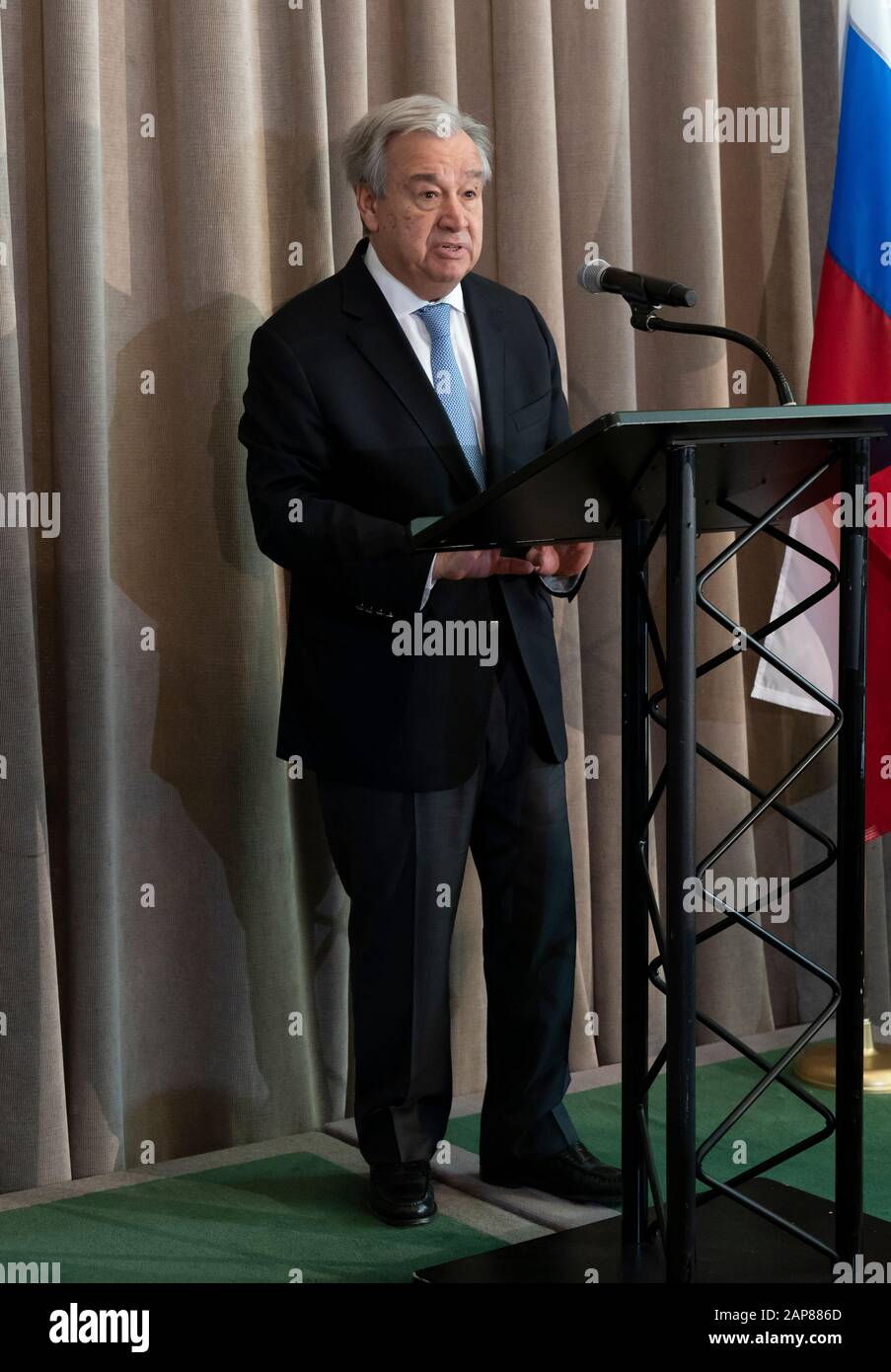 New York, NY - 21 gennaio 2020: Il Segretario Generale Antonio Guterres parla all'Apertura della mostra che commemora il 75th anniversario della liberazione del campo di concentramento di Auschwitz-Birkenau presso la sede dell'ONU Foto Stock