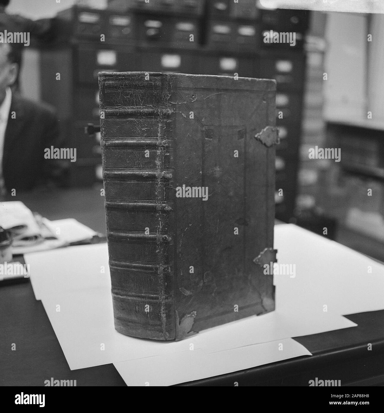 Bibbia 18th secolo, libro Joannis aperto. Esterno con serrature Data: 21 Novembre 1969 luogo: Amsterdam, Noord-Holland, Locks Parole Chiave: Bibles Nome personale: Joannis Foto Stock