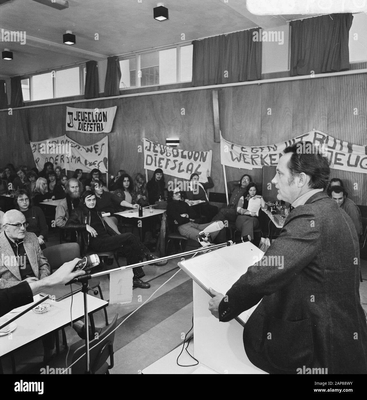 Il Ministro Boersma parla in una riunione del contatto NVV-gioventù Descrizione: Il Ministro parla ai partecipanti Data: 27 ottobre 1973 Parole Chiave: Incontri, organizzazioni giovanili, ministri, sindacati Nome personale: Boersma, Jaap Foto Stock