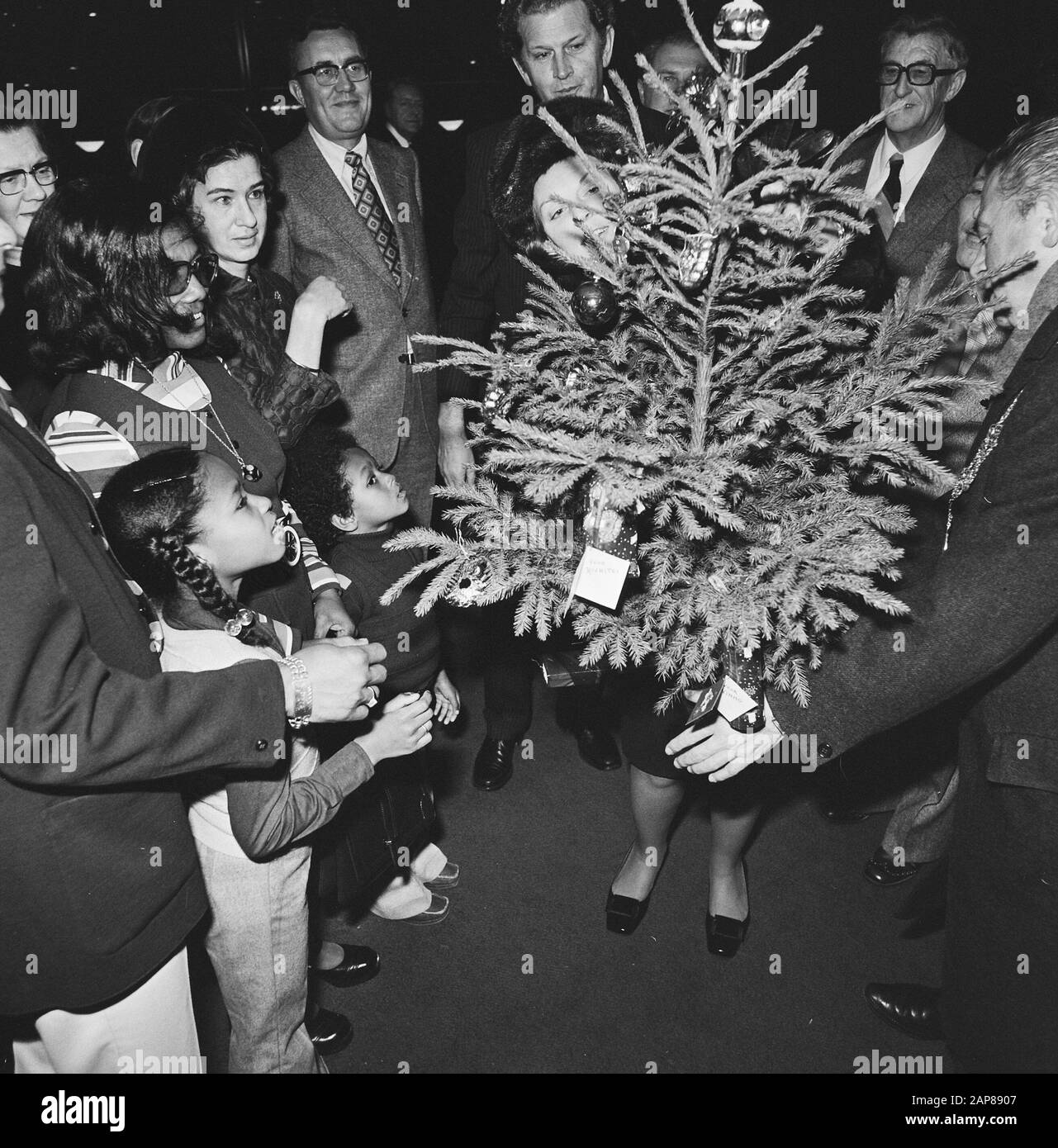 Principessa Beatrice consegna la chiave della trentesima casa borghese nel municipio dell'Aia Descrizione: La principessa con i bambini e gli ospiti ad un albero di Natale Data: 14 dicembre 1973 luogo: L'Aia, Zuid- Holland Parole Chiave: Alberi di Natale, bambini, principesse Nome personale: Beatrix, principessa Foto Stock