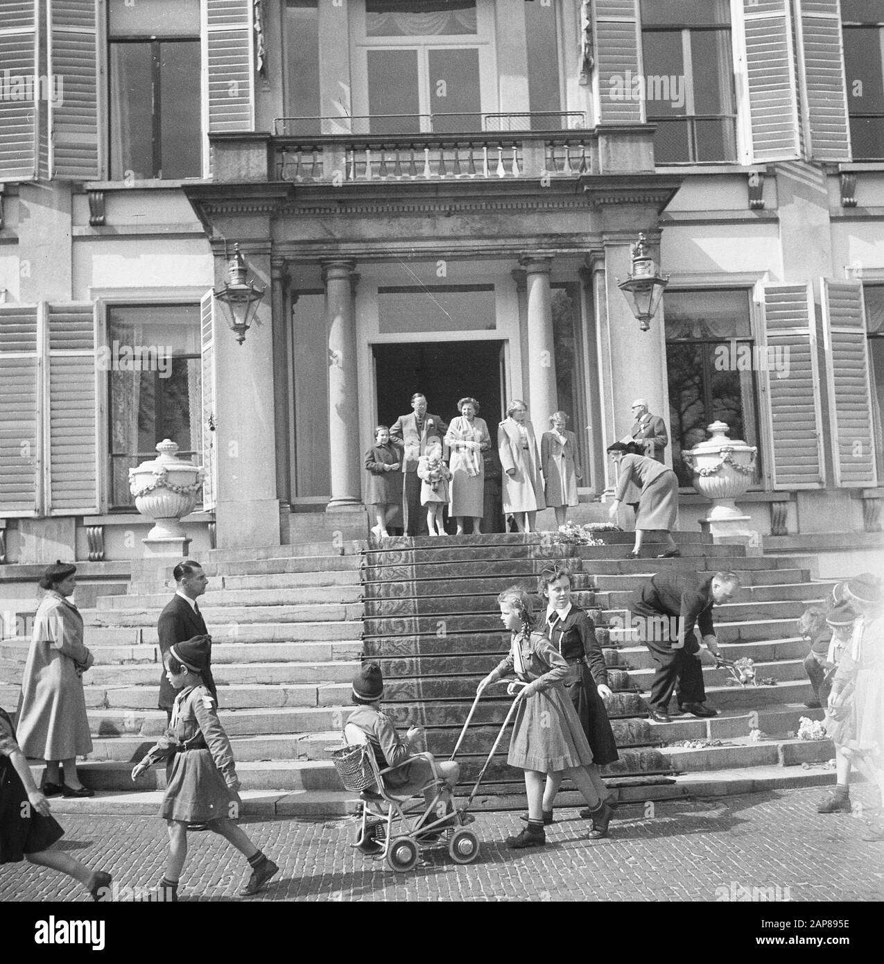 Archivio dei fiori su Soestdijk. Famiglia reale a bordo Data: 30 aprile 1953 luogo: Soestdijk, Utrecht Parole Chiave: Defiles, bordessen Foto Stock