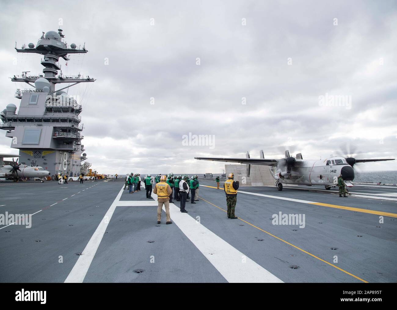 Oceano Atlantico (Gen. 21, 2020) UN C-2A Greyhound, assegnato a Air Test and Evaluation Squadron (VX) 20, si prepara a lanciare dalla USS Gerald R. Ford's (CVN 78). Ford sta attualmente conducendo test di compatibilità Degli Aeromobili per testare ulteriormente i suoi sistemi di lancio Degli Aeromobili elettromagnetici (EMALS) e gli ingranaggi di Arresto avanzati (AAG). (STATI UNITI Navy Photo by Mass Communication Specialist 3rd classe Zachary Melvin) Foto Stock