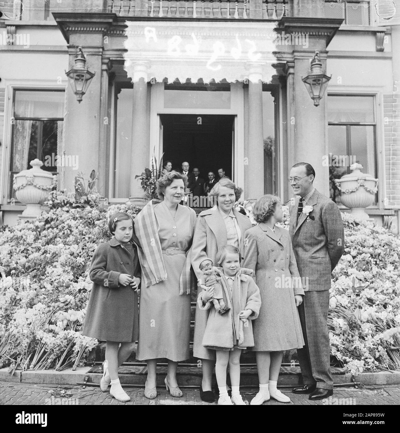 Archivio dei fiori su Soestdijk. Famiglia reale per le tavole Data: 30 aprile 1953 luogo: Soestdijk, Utrecht Parole Chiave: Defiles, bordessen Foto Stock