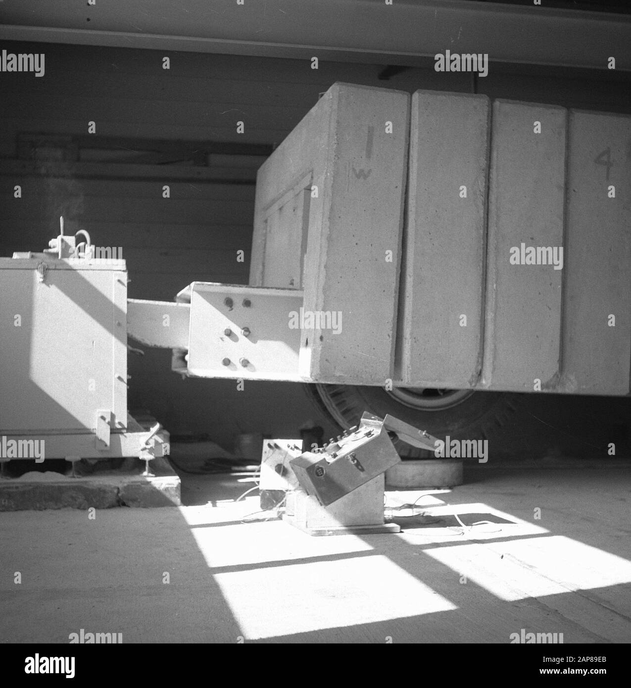 Costruzione e miglioramento di strade, dighe e bacini di risparmio, carichi d'impatto, lastre di cemento, studio effetto pompa Data: Ottobre 1960 Parole Chiave: Costruzione e miglioramento di strade, studio effetto pompa, lastre di cemento, dighe e bacini di risparmio, carichi d'impatto Foto Stock