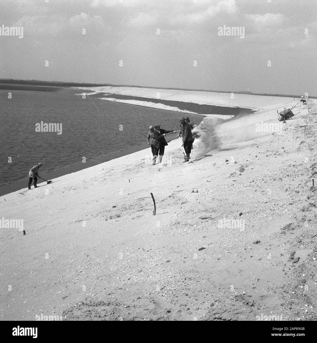 Costruzione e miglioramento di strade, dighe e bacini di risparmio, lavoratori, panoramiche, finissaggio walkmanpolder Data: Aprile 1962 Parole Chiave: Costruzione e miglioramento di strade , finitura corso, lavoratori, dighe e bacini di risparmio, panoramiche Nome personale: Braakmanpolder Foto Stock