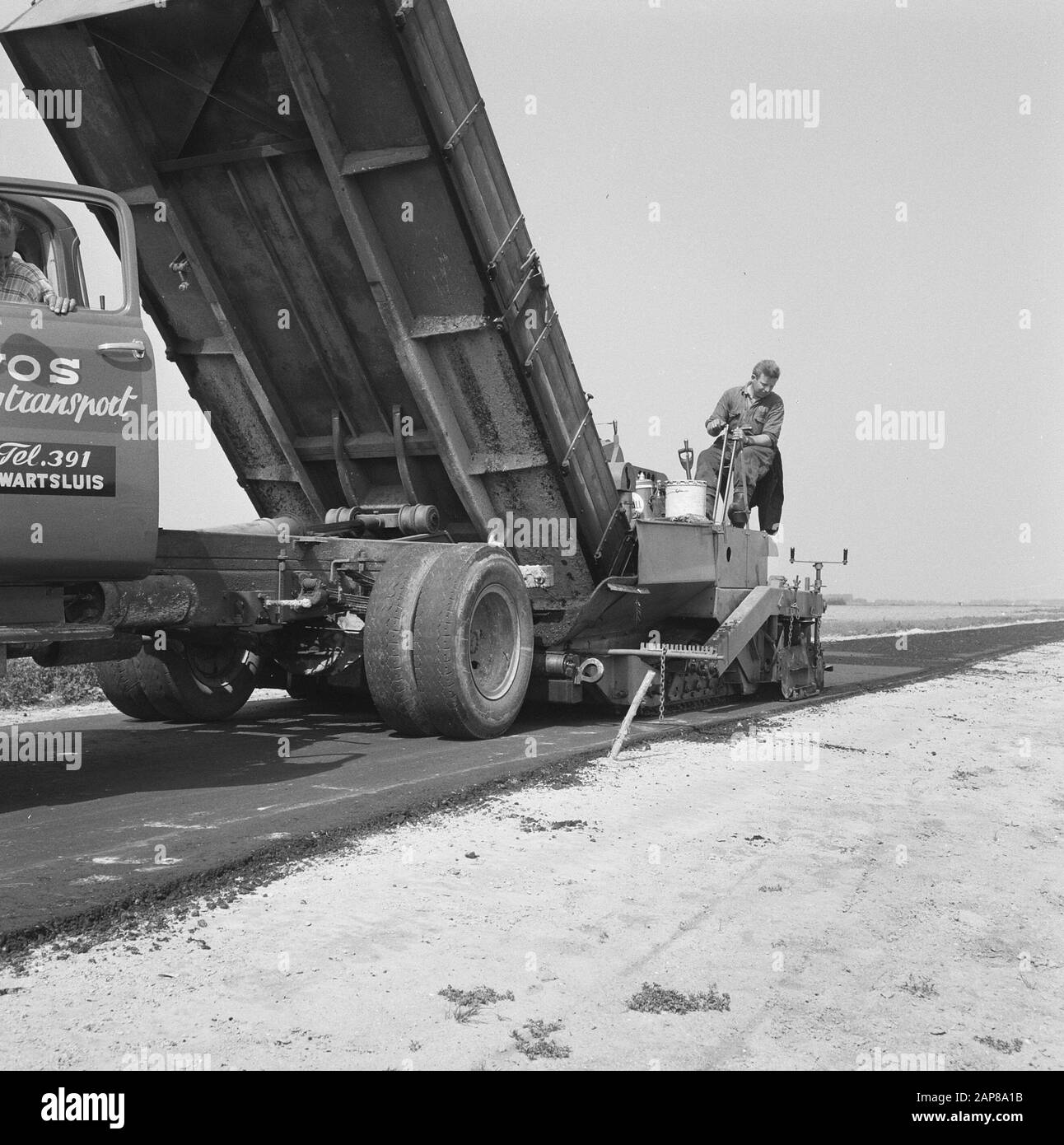 Blokzijlerdwarsweg Data: Luglio 1961 luogo: ANT, Emmeloord, Noordoostpolder Parole Chiave: Applicazione di asfalto caldo di ghiaia, costruzione e miglioramento di strade, lavoratori, dighe e bacino di risparmio, stabilizzare Foto Stock