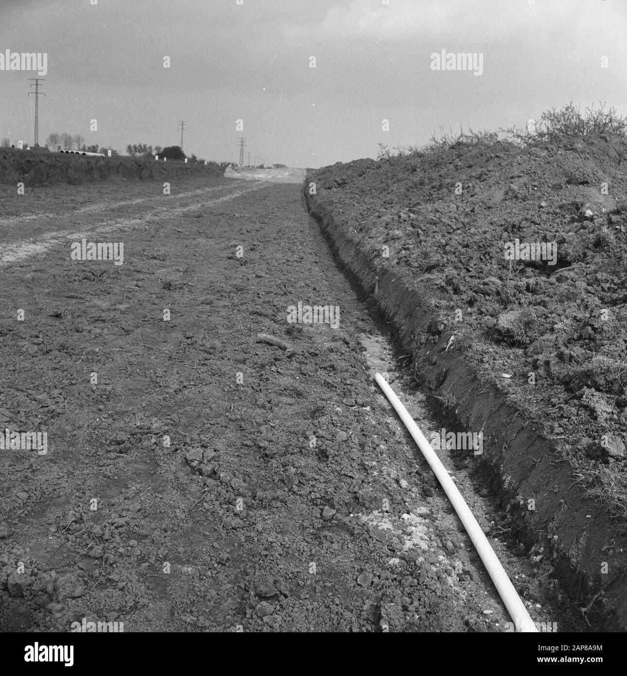 Cunetdrenante Data: Unundated luogo: Gelderland, Tiel Parole Chiave: Tubi, drenaggio, plastica Foto Stock Cunetdrenante Data: Unundated luogo: Gelderland, Tiel Parole Chiave: Tubi, drenaggio, plastica Foto Stock