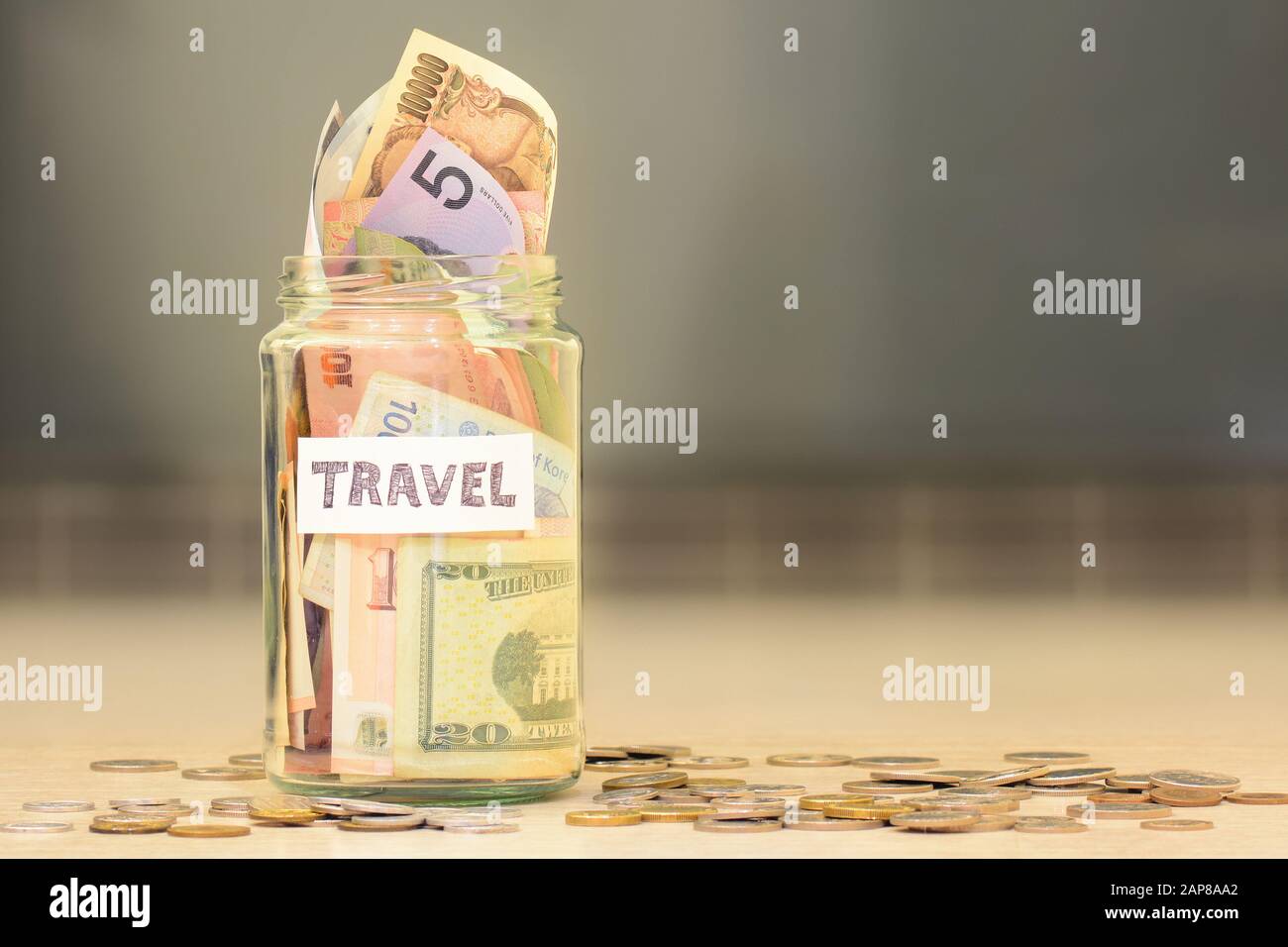 I fondi di viaggio sono pieni di risparmi con denaro proveniente da diversi paesi Foto Stock