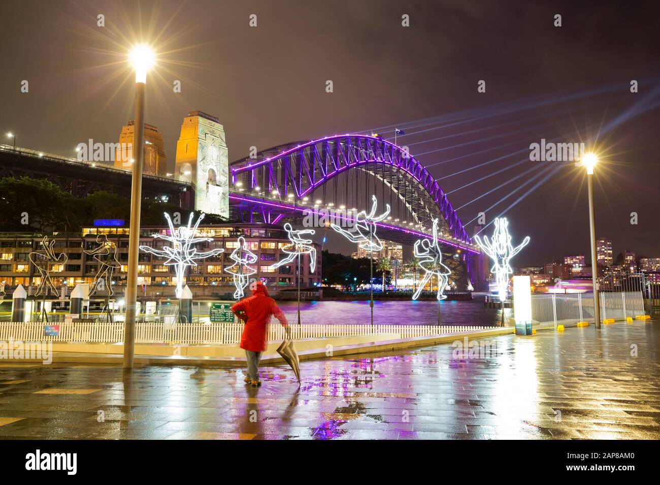 Spettacolo Di Luci Man Watching Sul Sydney Harbour Bridge Durante Il Vivid Sydney Festival, Sydney, Australia Foto Stock