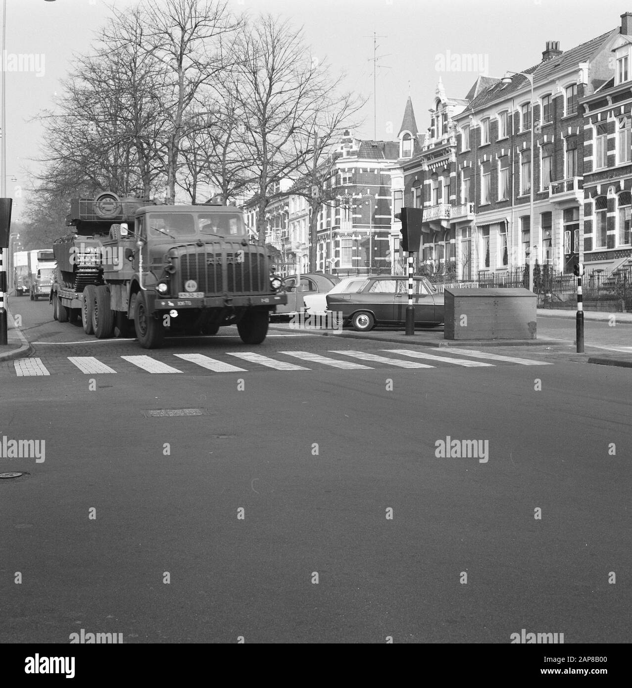 Apeldoornseweg a Arnhem (incrocio Sonsbeeksingel) Annotation: Left a Military semi-trailer with Tank Date: 1973 Location: Arnhem Keywords: Traffic, Roads Foto Stock