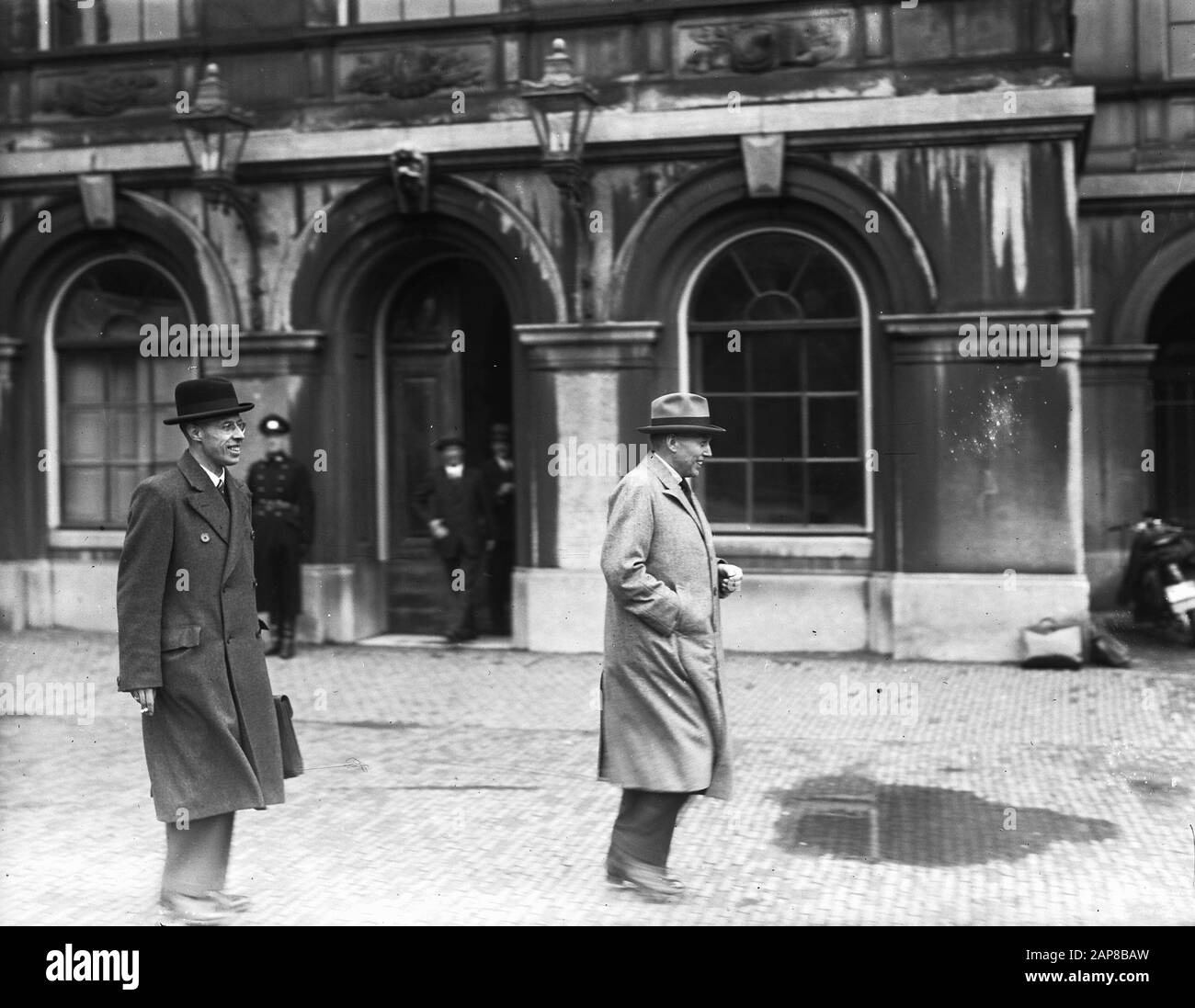 Governo: Casa Descrizione: Binnenhof A L'Aia. Apertura della Camera dei rappresentanti. I ministri si sono recati alla Camera dei rappresentanti. Ministro Beel e primo Ministro W. Schermerhorn (a destra) Data: 25 settembre 1945 luogo: L'Aia, Zuid-Holland Parole Chiave: Ministri, princsjesdagen Nome personale: Beel, L.J.M., Schermerhorn, W. Foto Stock