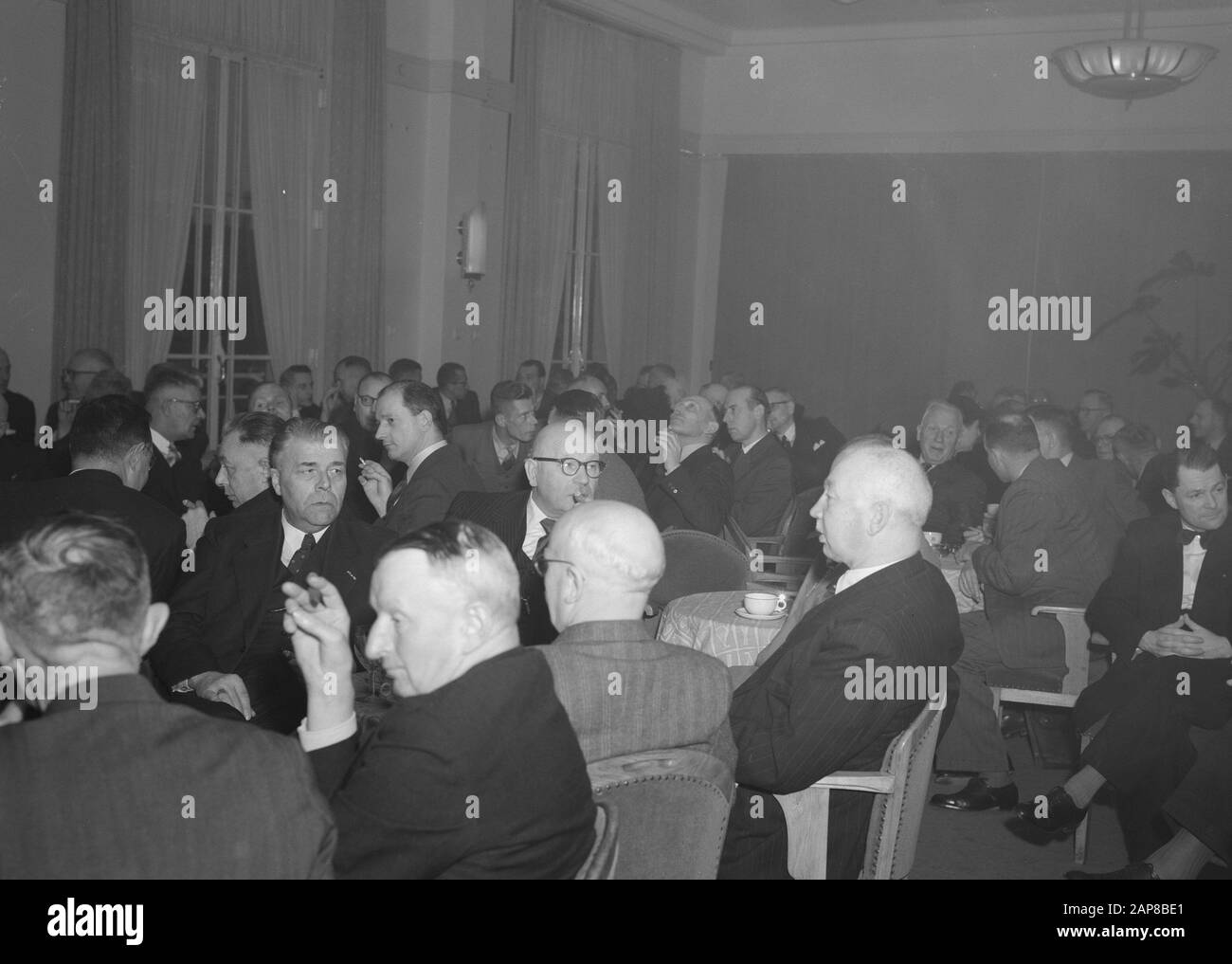 Addio ricevimenti, persone, sale, sedie, tavoli, MR. B Vines Data: Parole Chiave non date: Addio ricevimenti, persone, sedie, tavoli, sale Nome personale: MR B wijnbergen Foto Stock Addio ricevimenti, persone, sale, sedie, tavoli, MR. B Vines Data: Parole Chiave non date: Addio ricevimenti, persone, sedie, tavoli, sale Nome personale: MR B wijnbergen Foto Stock