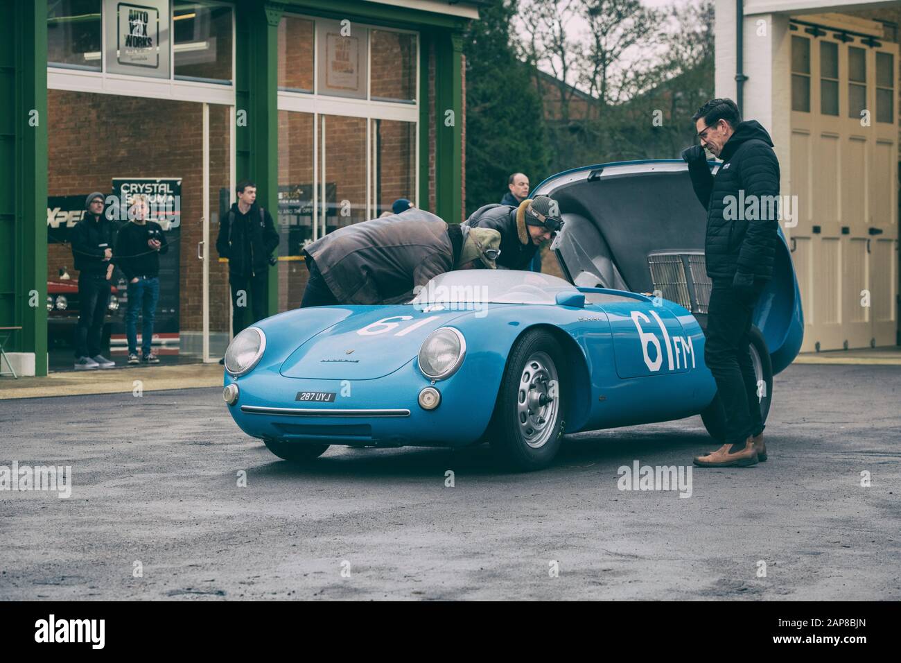 1955 Porsche auto al Bicester Heritage centro domenica gara evento. Bicester, Oxfordshire, Inghilterra. Filtro vintage applicato Foto Stock