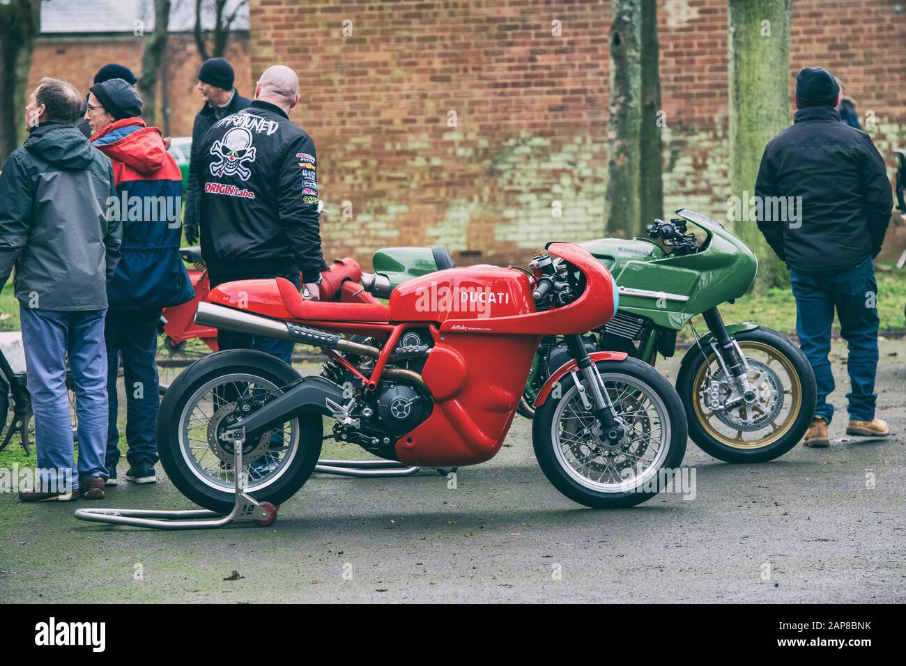 Moto Ducati 803 custom al Bicester Heritage Center appuntamento di domenica corsa. Bicester, Oxfordshire, Inghilterra. Filtro vintage applicato Foto Stock