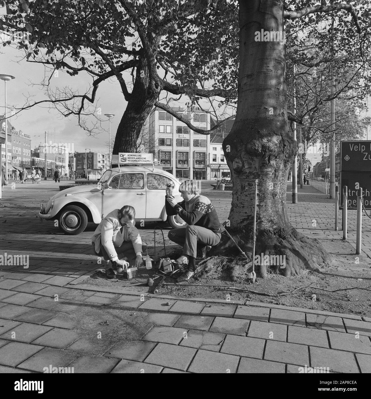 Ricerca Del Suolo Annotazione: Posizione Velperplein.. Gli alberi non ci sono più. La fontana dietro la Volkswagen è scomparsa ed è stato per lungo tempo il luogo di un poffertjesstand, ora Bistro Piaf (rosso. 2016) Data: 10 novembre 1970 luogo: Arnhem Parole Chiave: Soil Surveys Nome Della Persona: Velperplein Foto Stock