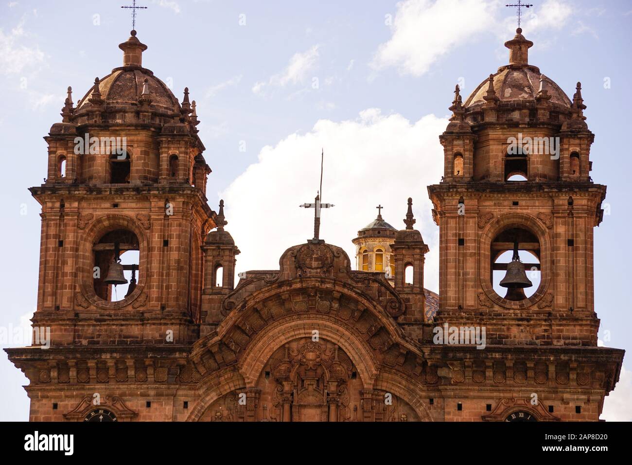 Chiesa Dell'Ordine di Compañía de Jesús e le sue torri campanarie visto dalla piazza principale del Perù Cusco Foto Stock