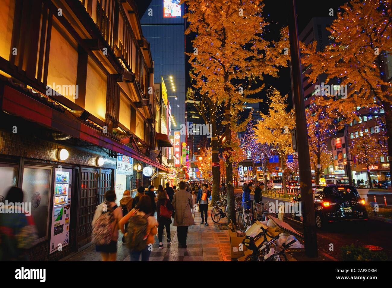 Osaka, Giappone - 16 Dicembre 2019 : scena notturna con belle foglie gialle di Ginkgo nel quartiere di Namba, Osaka, Giappone. Foto Stock