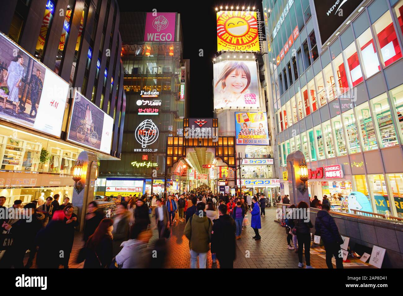 Osaka, Giappone - 16 Dicembre 2019 : Namba-Shinsaibashi-Dotonbori, la famosa via dello shopping e dei ristoranti nella citta' di Osaka, Giappone. Foto Stock