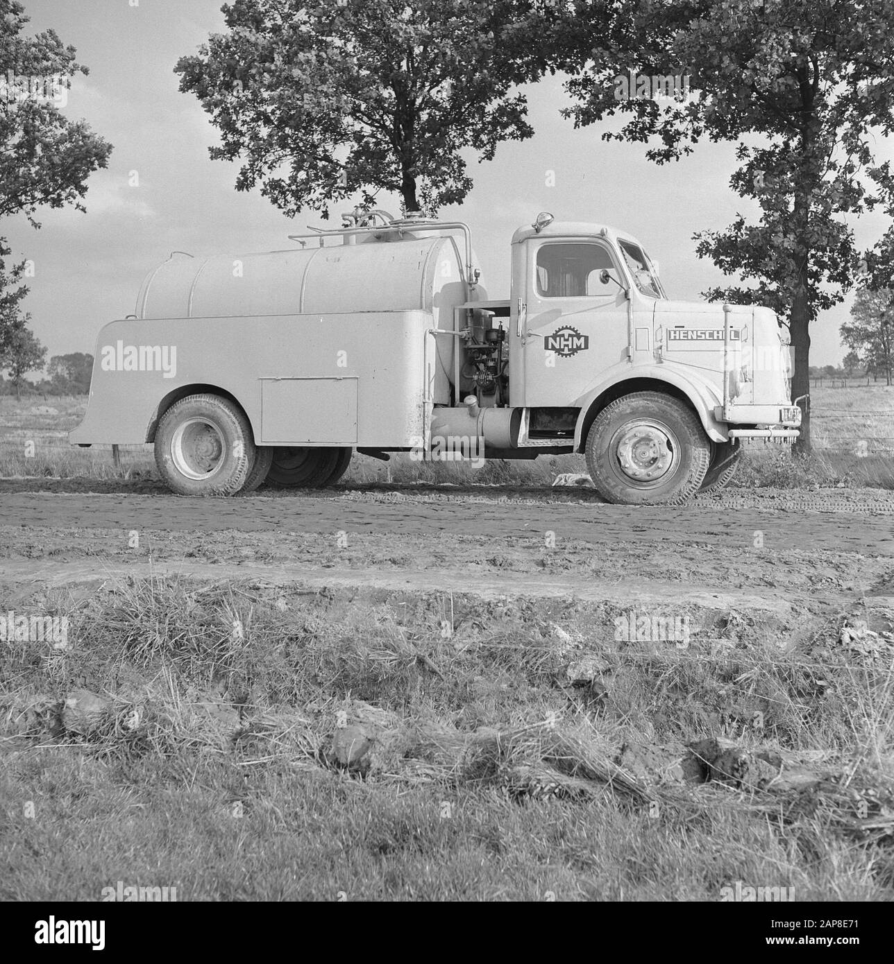 Costruzione e miglioramento di strade, dighe e bacini di risparmio, stabilizzazione del bitume, auto d'acqua, spelse peel Data: Settembre 1957 Parole Chiave: Costruzione e miglioramento di strade, stabilizzazione del bitume, bacini di dighe e risparmio, auto d'acqua nome Persona: Spelse peel Foto Stock Costruzione e miglioramento di strade, dighe e bacini di risparmio, stabilizzazione del bitume, auto d'acqua, spelse peel Data: Settembre 1957 Parole Chiave: Costruzione e miglioramento di strade, stabilizzazione del bitume, bacini di dighe e risparmio, auto d'acqua nome Persona: Spelse peel Foto Stock