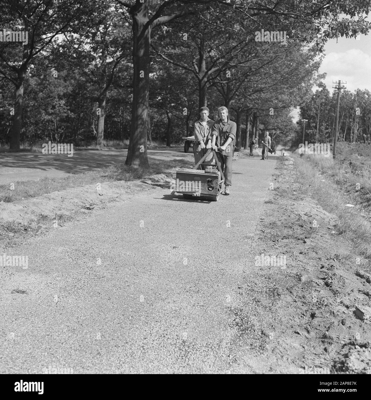 Costruzione e miglioramento di strade, dighe e bacini di risparmio, piste ciclabili, applicazione del livello di usura, laminazione Data: Agosto 1957 luogo: Goor, Markelo Parole Chiave: Costruzione e miglioramento di strade, rulli, dighe e bacini di risparmio, piste ciclabili, strato di usura Foto Stock
