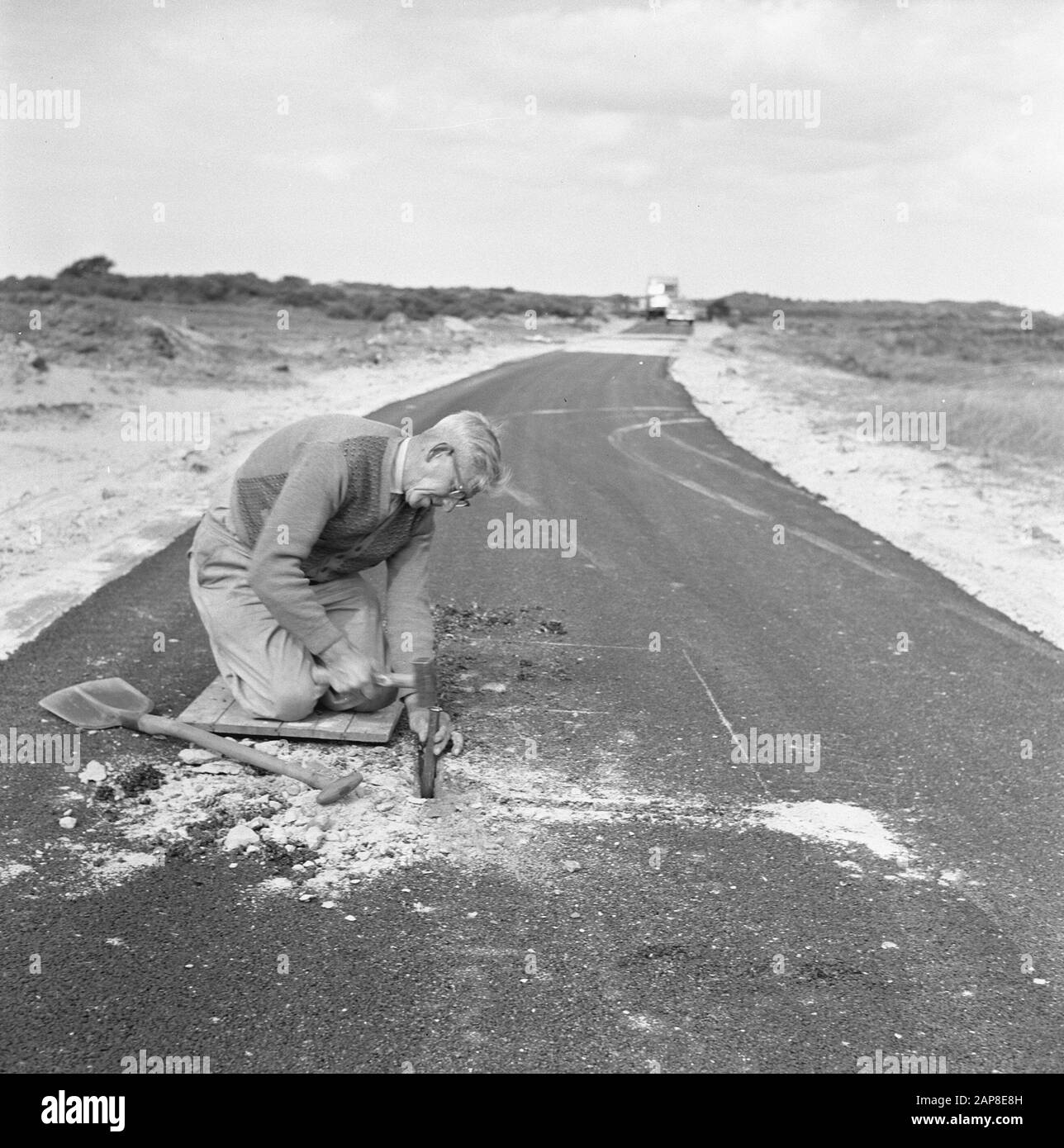 Costruzione e miglioramento di strade, dighe e bacini di risparmio, dune, test soggetto chopping, haasveld Data: Settembre 1957 luogo: Hillegom Parole Chiave: Costruzione e miglioramento di strade, dighe e bacini di risparmio, dune, test box tacchi Nome personale: Haasveld Foto Stock