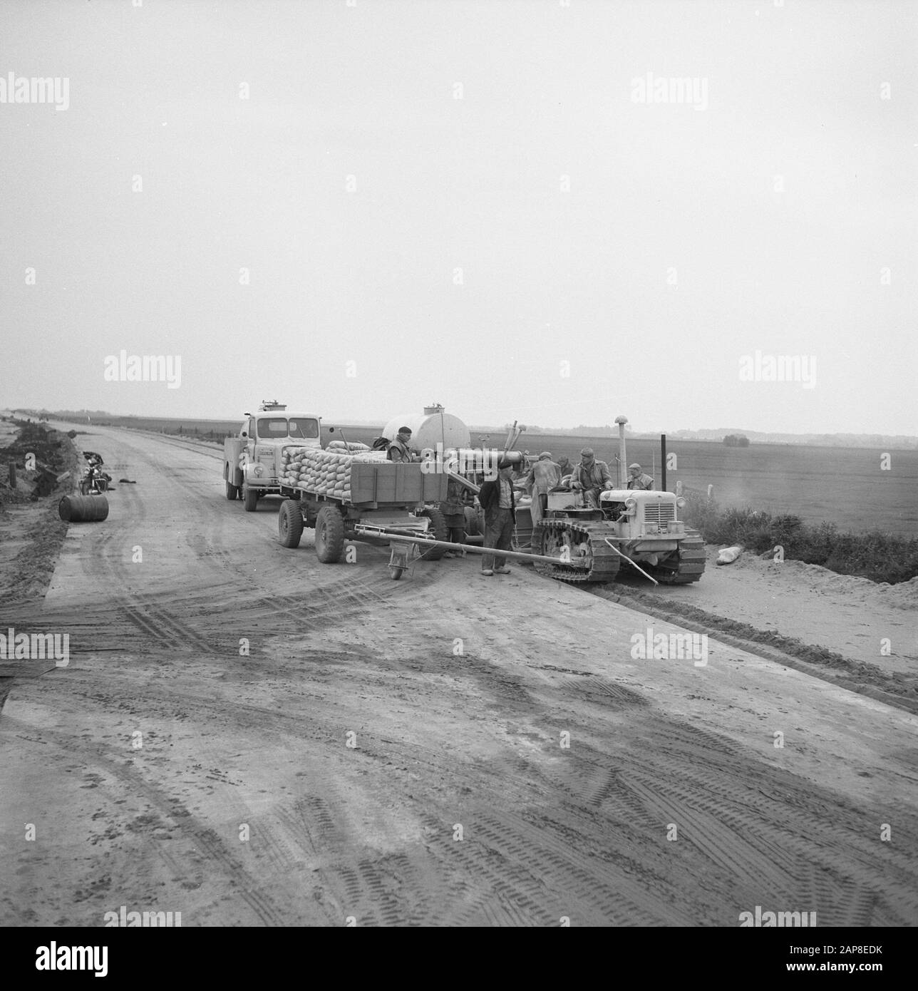 Costruzione e miglioramento di strade, dighe e bacini di risparmio, parcheggi, stabilizzazione, nutrizione con cemento e acqua, strada nazionale 4a Data: Settembre 1957 Parole Chiave: Costruzione e miglioramento di strade, dighe e bacini di risparmio, parcheggi, stabilizzazione, nutrizione con cemento e acqua Nome del sito: Strada nazionale 4a Foto Stock
