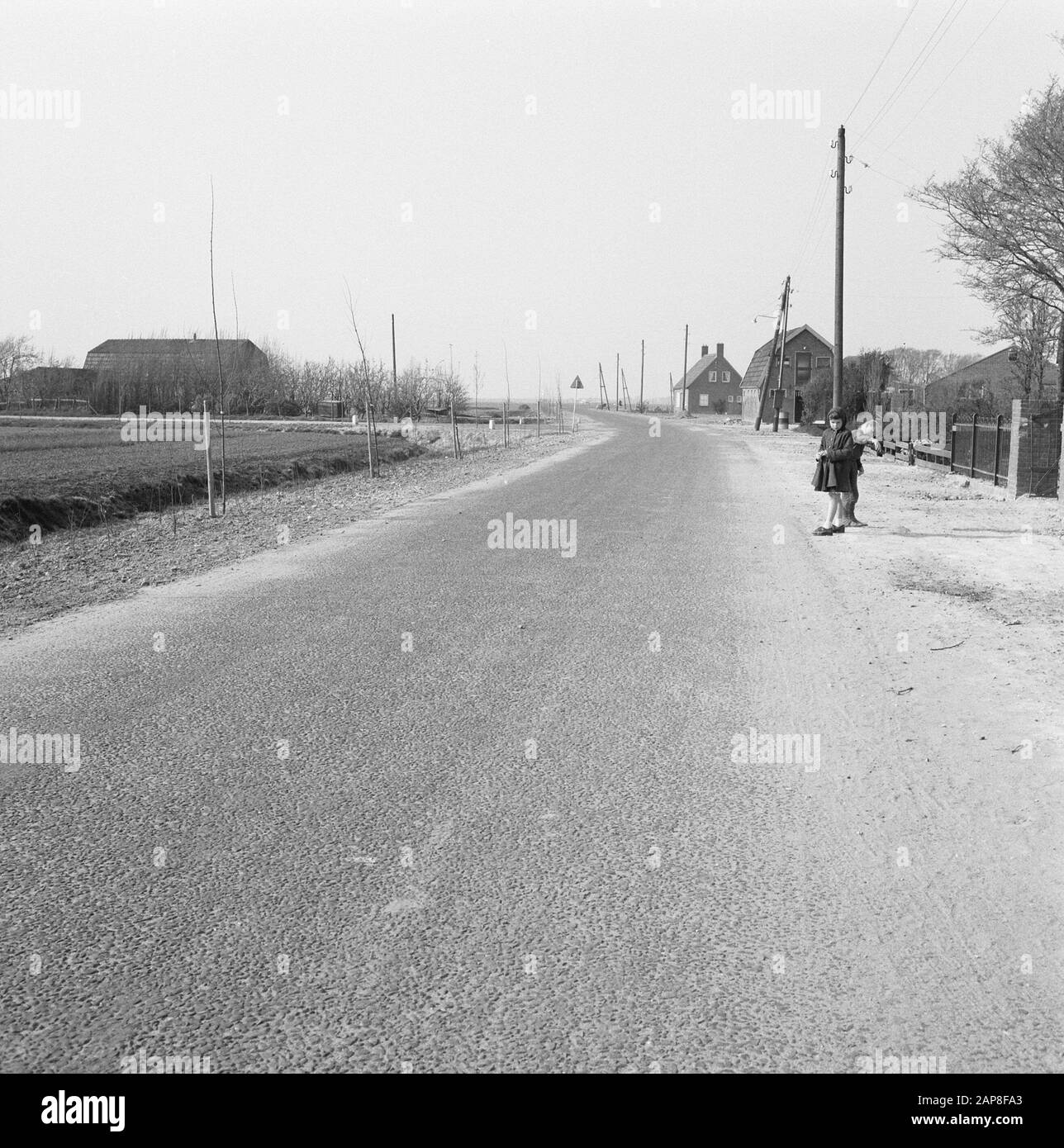 Costruzione e miglioramento di strade, dighe e bacini di risparmio, strade, strati di diffusione, bambini, Rijperweg Data: Maggio 1960 Parole Chiave: Costruzione e miglioramento di strade, dighe e bacini di risparmio, bambini, strati di diffusione, strade Nome personale: Rijperweg Foto Stock