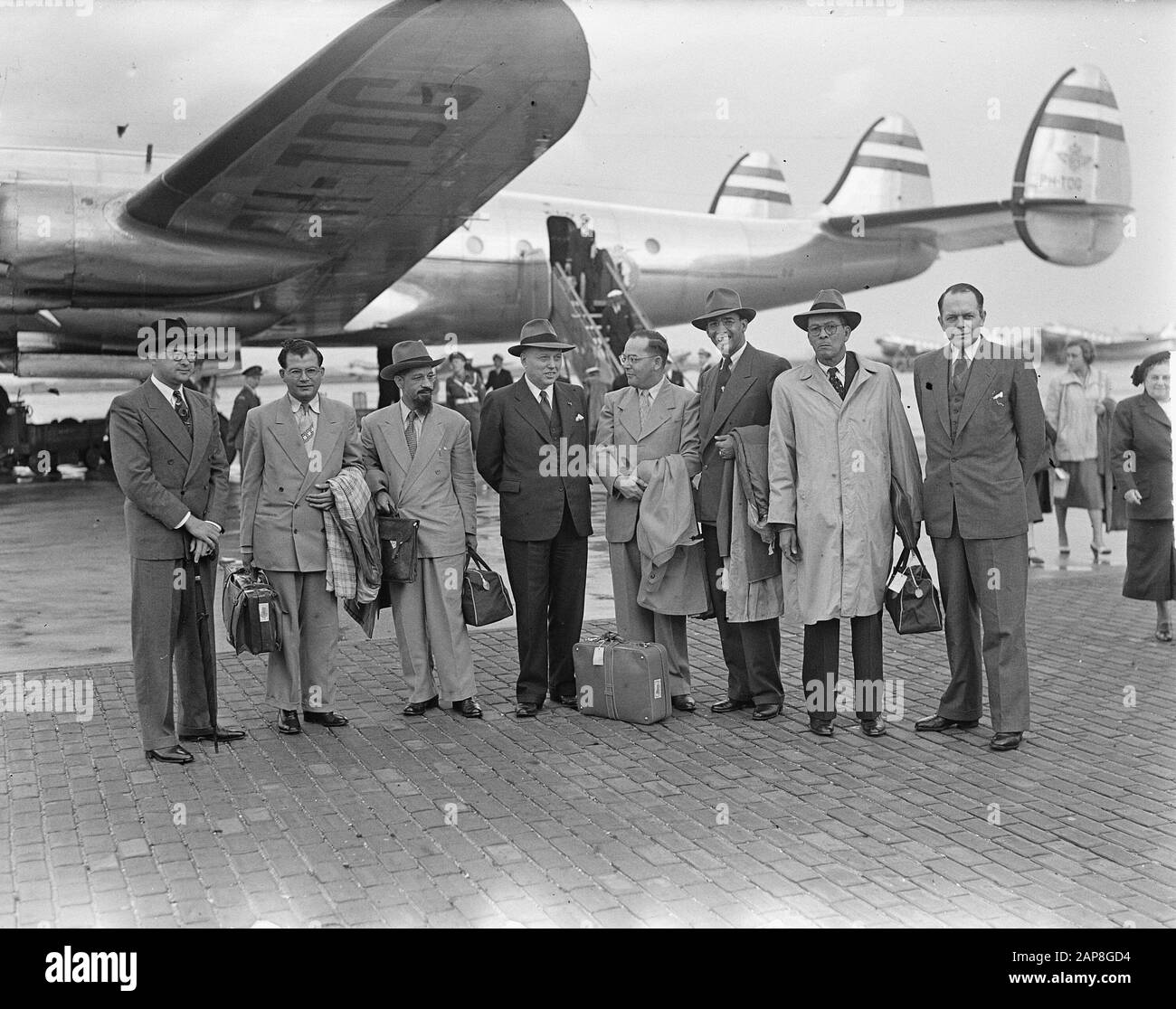 Commissario Antille Olandesi A Schiphol Data: 7 Luglio 1950 Luogo: Amsterdam, Noord-Holland Parole Chiave: Commissari Foto Stock