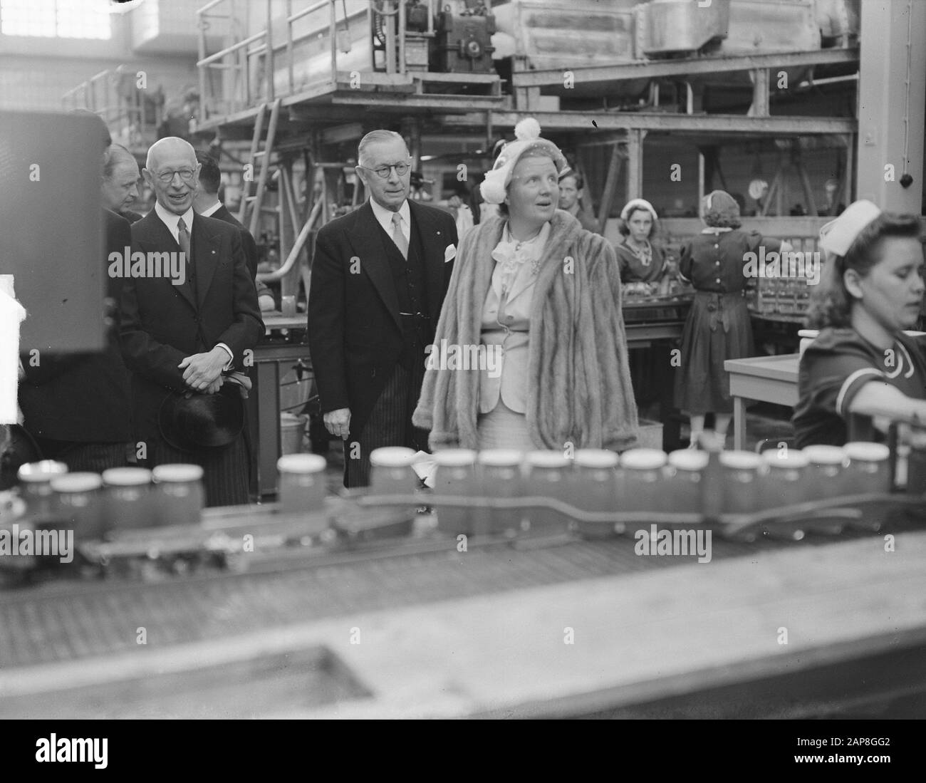 Visita La Regina Juliana E Il Principe Bernhard A Gelderland. Visittiel; Jam factory De Betuwe Data: 11 luglio 1950 luogo: Gelderland, Tiel Parole Chiave: Visite, fabbriche, regine, regi house, principi Nome personale: Juliana regina Foto Stock