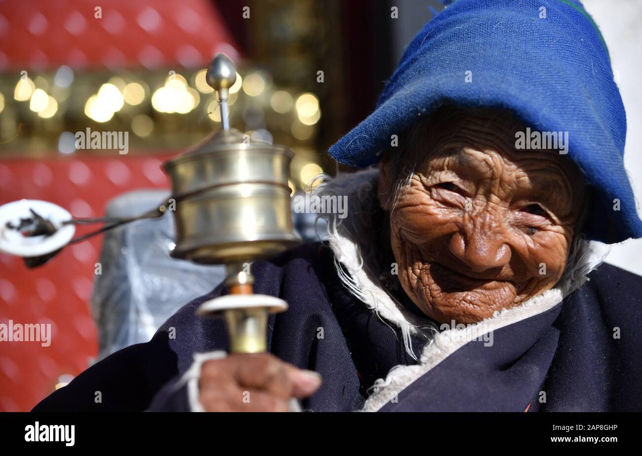 (200122) -- SHANNAN, 22 gennaio 2020 (Xinhua) -- una donna di 96 anni si trova di fronte alla sua nuova casa nel sito di trasferimento nella città di Gangdoi, nella contea di Gonggar, nella regione autonoma del Tibet della Cina sudoccidentale, 20 gennaio 2020. Situato nella riva nord del fiume Yarlung Zangbo, a metà del fiume, il sito di trasferimento è un luogo chiave per migliorare la produzione e l'ambiente di vita dei tibetani in aree ad altitudini estremamente elevate con condizioni naturali difficili. Nel dicembre 2019, sono state insediate qui 3.364 persone della città di Nagchu. La produzione e l'ambiente di vita delle persone trasferite sono stati notevolmente migliorati Foto Stock