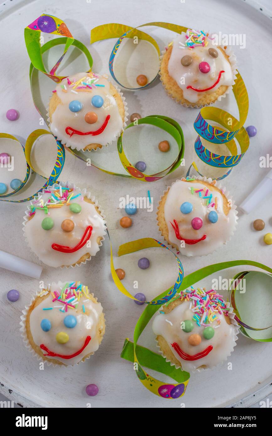 muffin carnival clown decorati con lenticchie di cioccolato multicolore Foto Stock