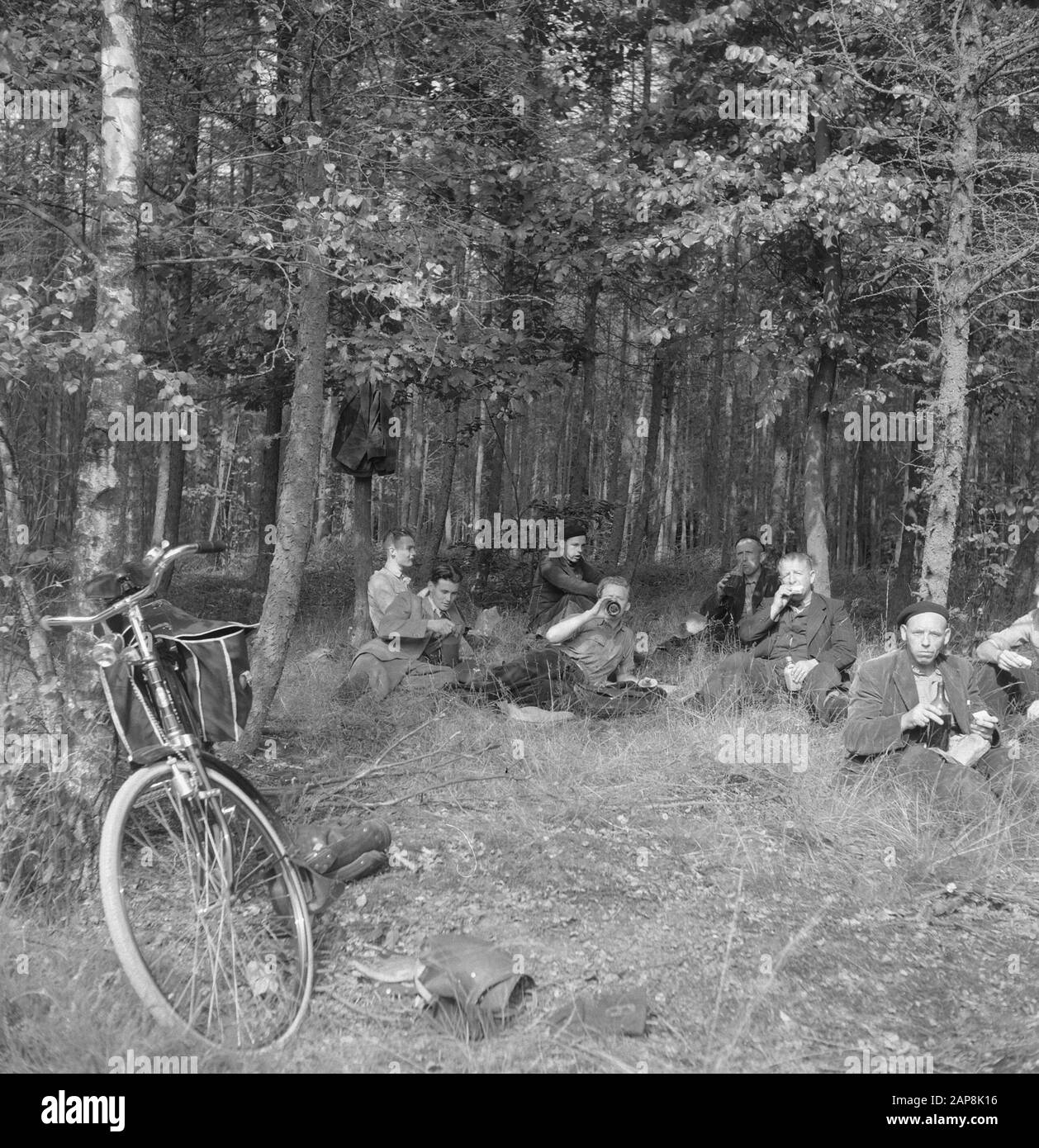 Lavorazione del legno, uomini, biciclette, pause, cibo, bevande Data: Parole Chiave dense: Lavorazione del legno, bere, cibo, ciclismo, uomini, pause Foto Stock