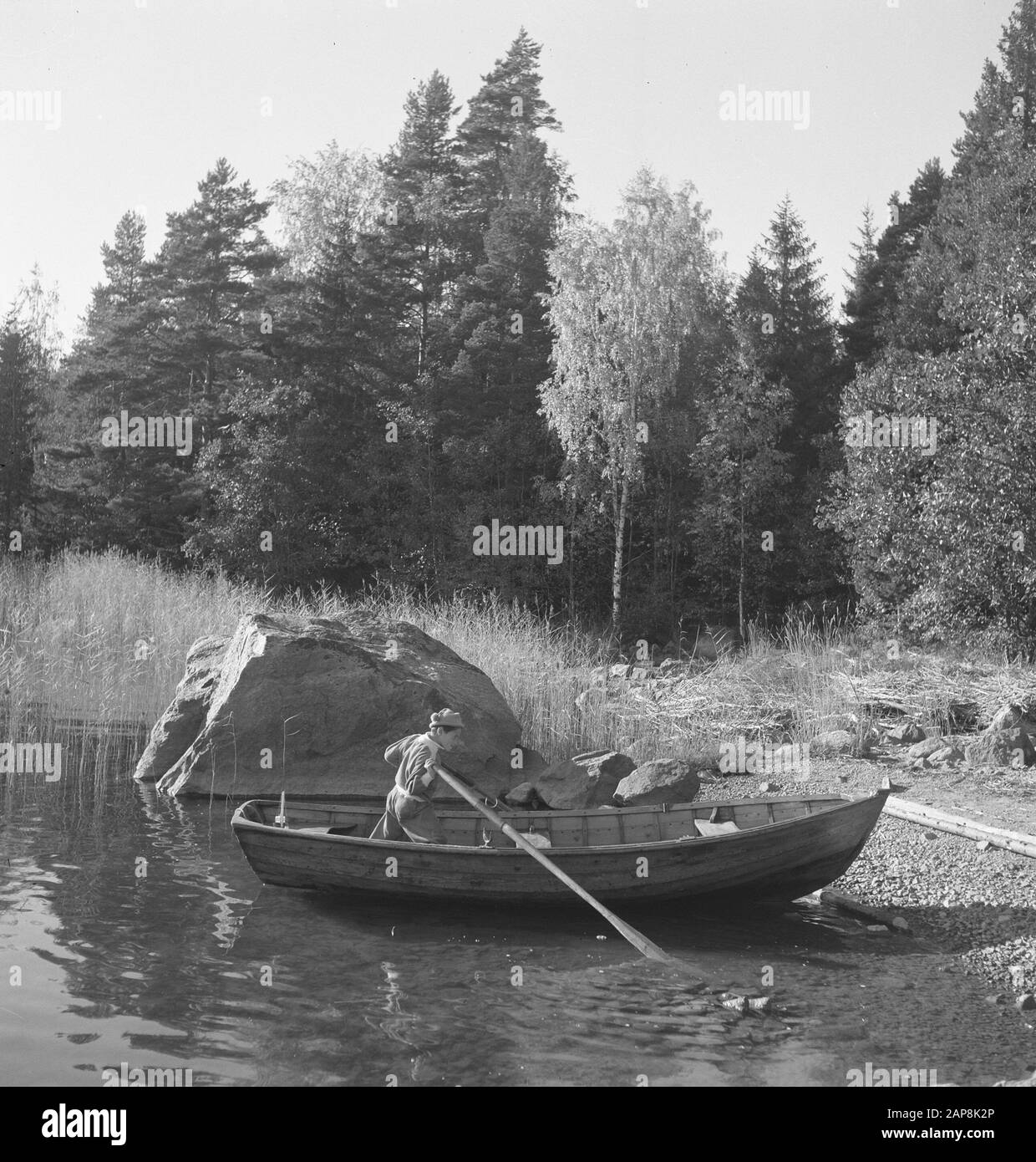 Barche, uomini, alberi, fiumi Data: Parole Chiave dense: Alberi, barche, uomini, fiumi Foto Stock