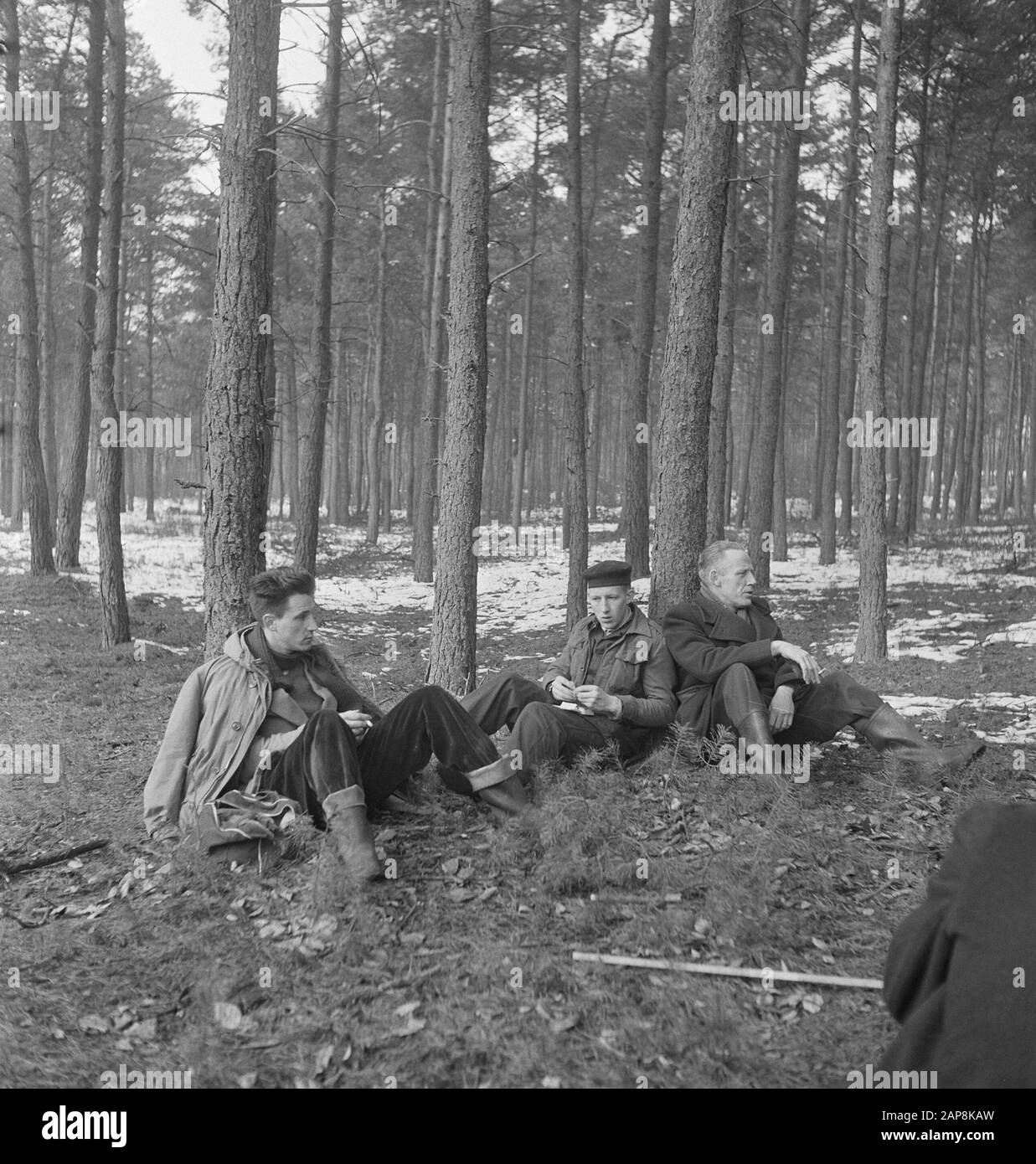 Lavorazione del legno, lavoratori, pause, biciclette, cibo, bevande Data: Parole Chiave dense: Lavoratori, lavorazione del legno, bere, cibo, ciclismo, pause Foto Stock