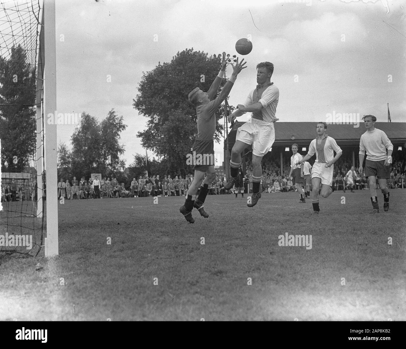 Coppa di Anol. HFC-Ajax (0-5) Annotazione: Luogo AFC sito Amsterdam. Rinus Michels in duello con portiere Van der Lee di HFC. Secondo i rapporti del giornale dopo un trasferimento di Dräger Data: 27 agosto 1950 luogo: Amsterdam Parole Chiave: Calcio Nome personale: Michels, Rinus Nome istituzione: AJAX Foto Stock