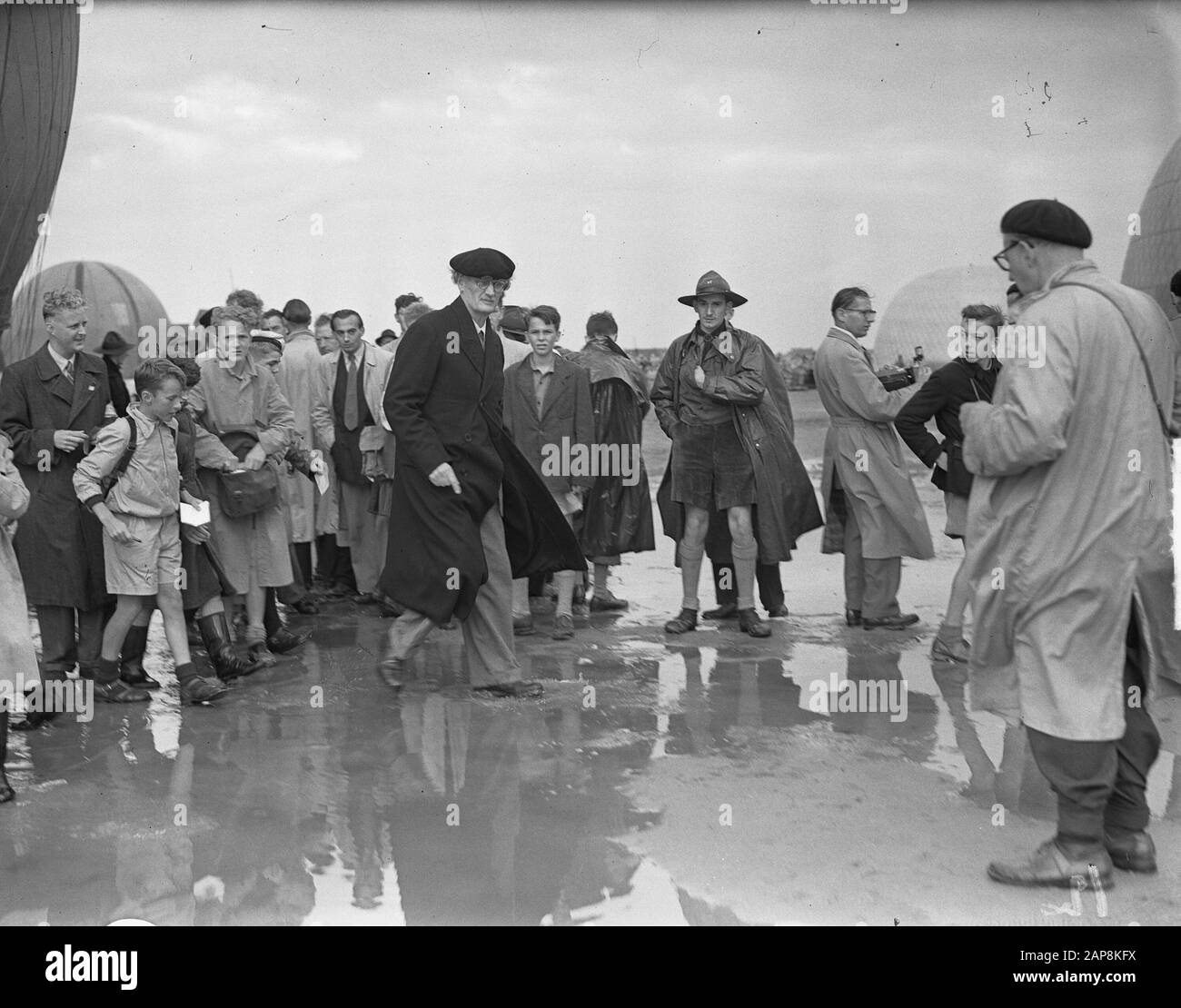 Balloon race Amsterdam Professor Picard on the Wet Terrain Data: 2 settembre 1950 luogo: Amsterdam, Noord-Holland Parole Chiave: Balloon Races Nome personale: Professor Picard Foto Stock