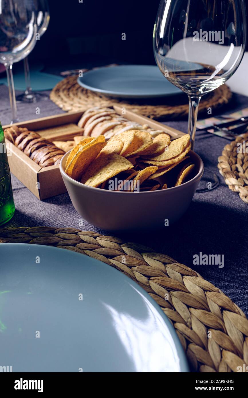 Diverse fette di pane tostato su una scatola di legno su un tavolo da pranzo ristorante preparato in blu e grigio Foto Stock