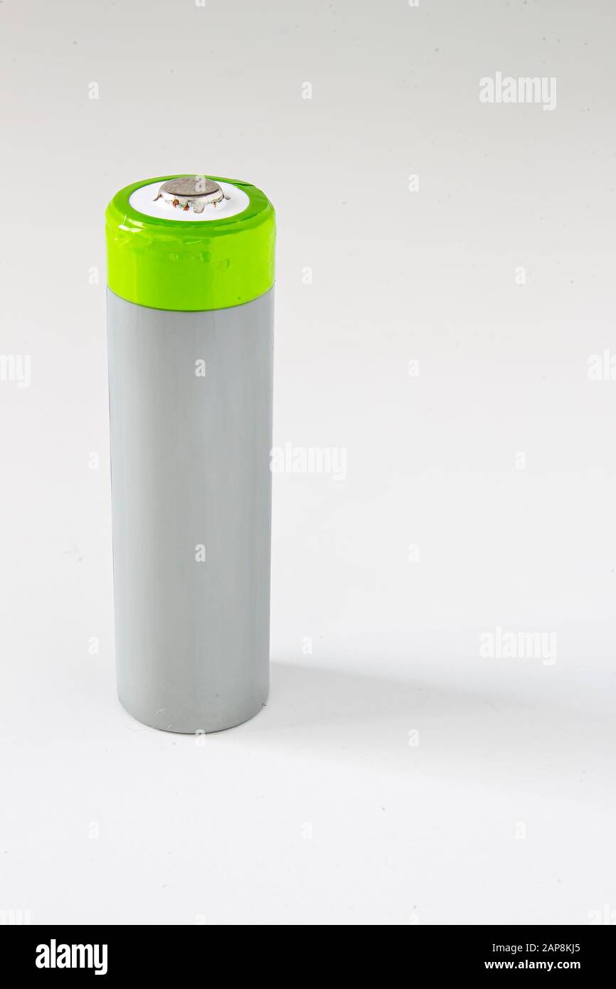 Una singola batteria ricaricabile ad alta capacità con un'ombra su sfondo bianco Foto Stock