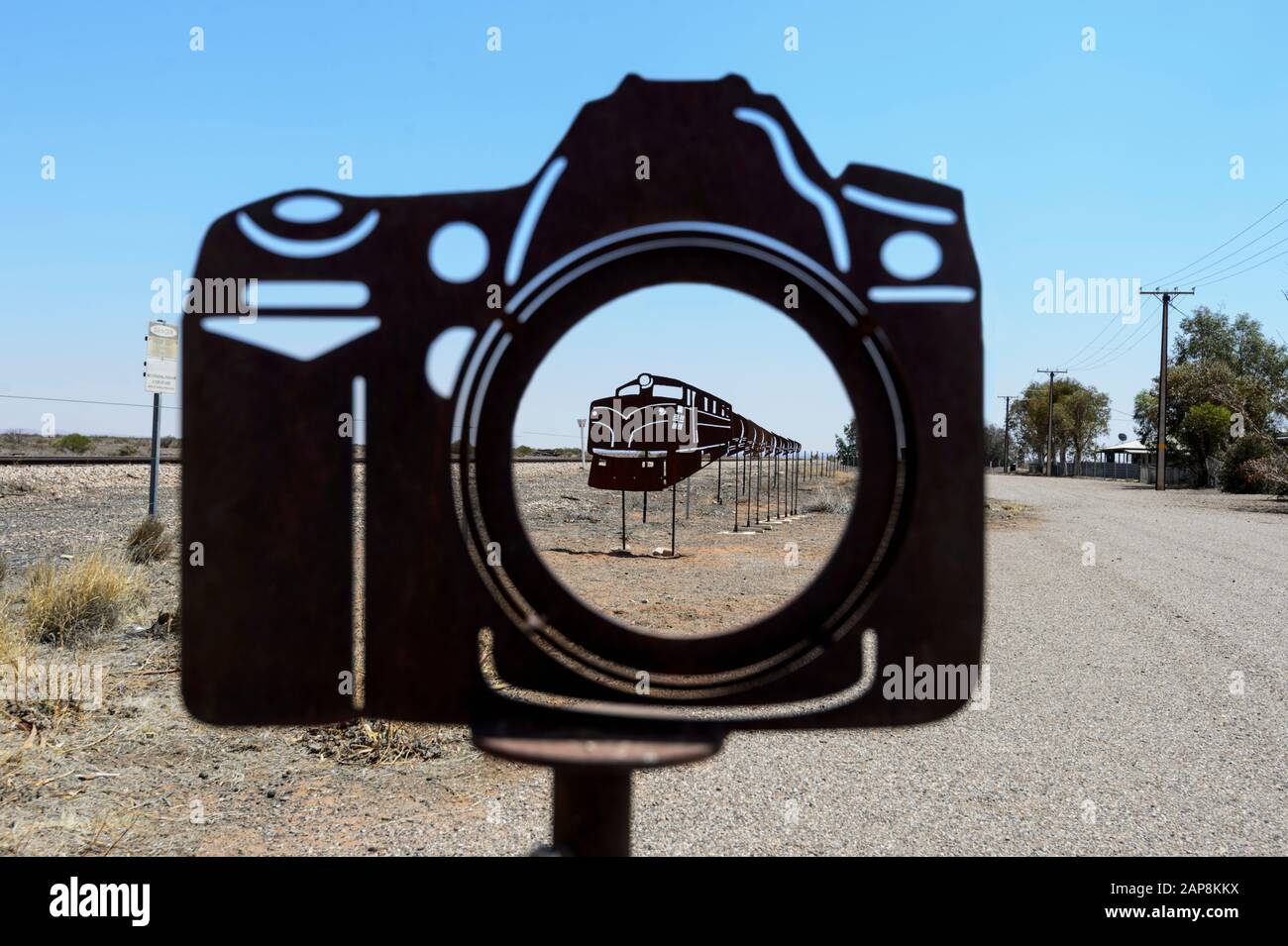 Sculture ironwork che mostrano il vecchio Ghan osservato attraverso una macchina fotografica nel piccolo villaggio di Parachilna, Flinders Ranges, Australia del sud, Australia Foto Stock