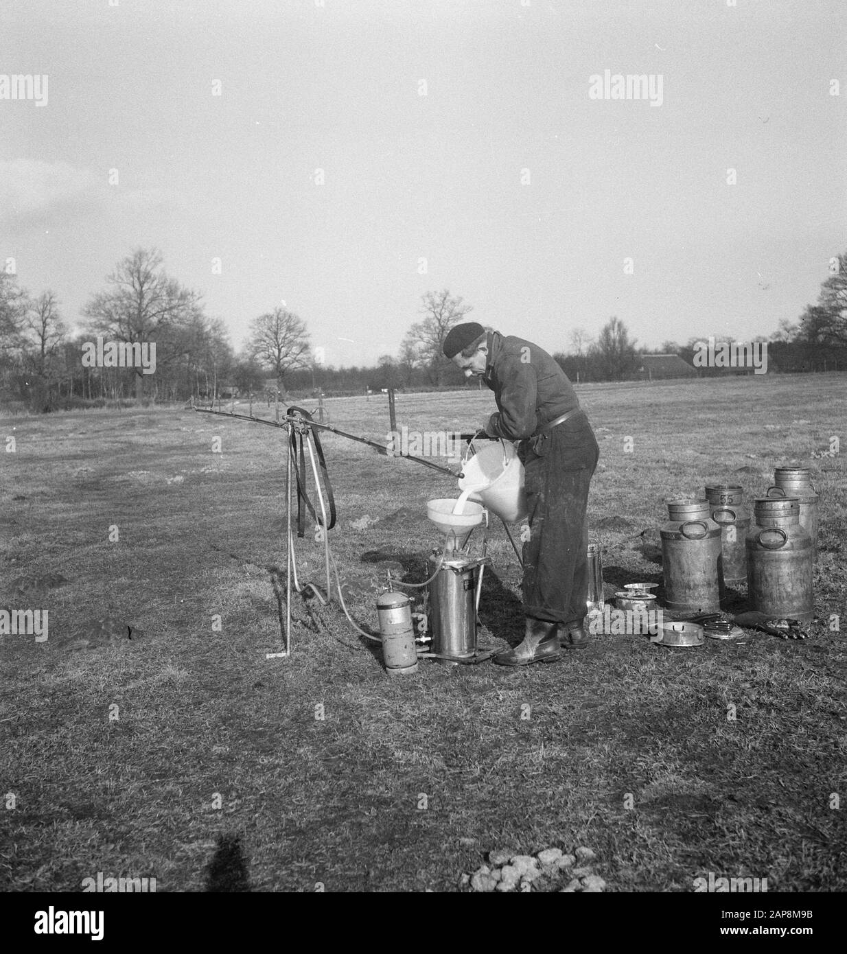 Operai, sistemi di spruzzatura, lattine di mungitura, imbuti Data: Parole Chiave non utilizzate: Operai, lattine di mungitura, sistemi di spruzzatura, imbuti Foto Stock Operai, sistemi di spruzzatura, lattine di mungitura, imbuti Data: Parole Chiave non utilizzate: Operai, lattine di mungitura, sistemi di spruzzatura, imbuti Foto Stock